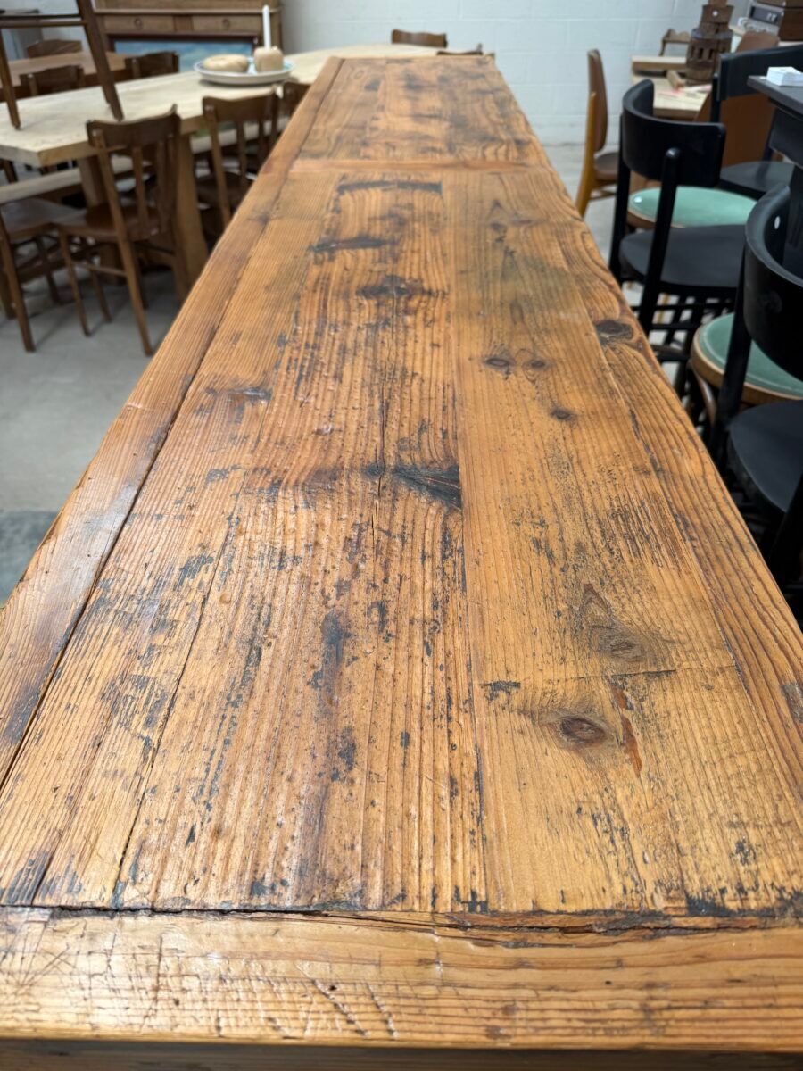 Buffet brutaliste en vieux sapin