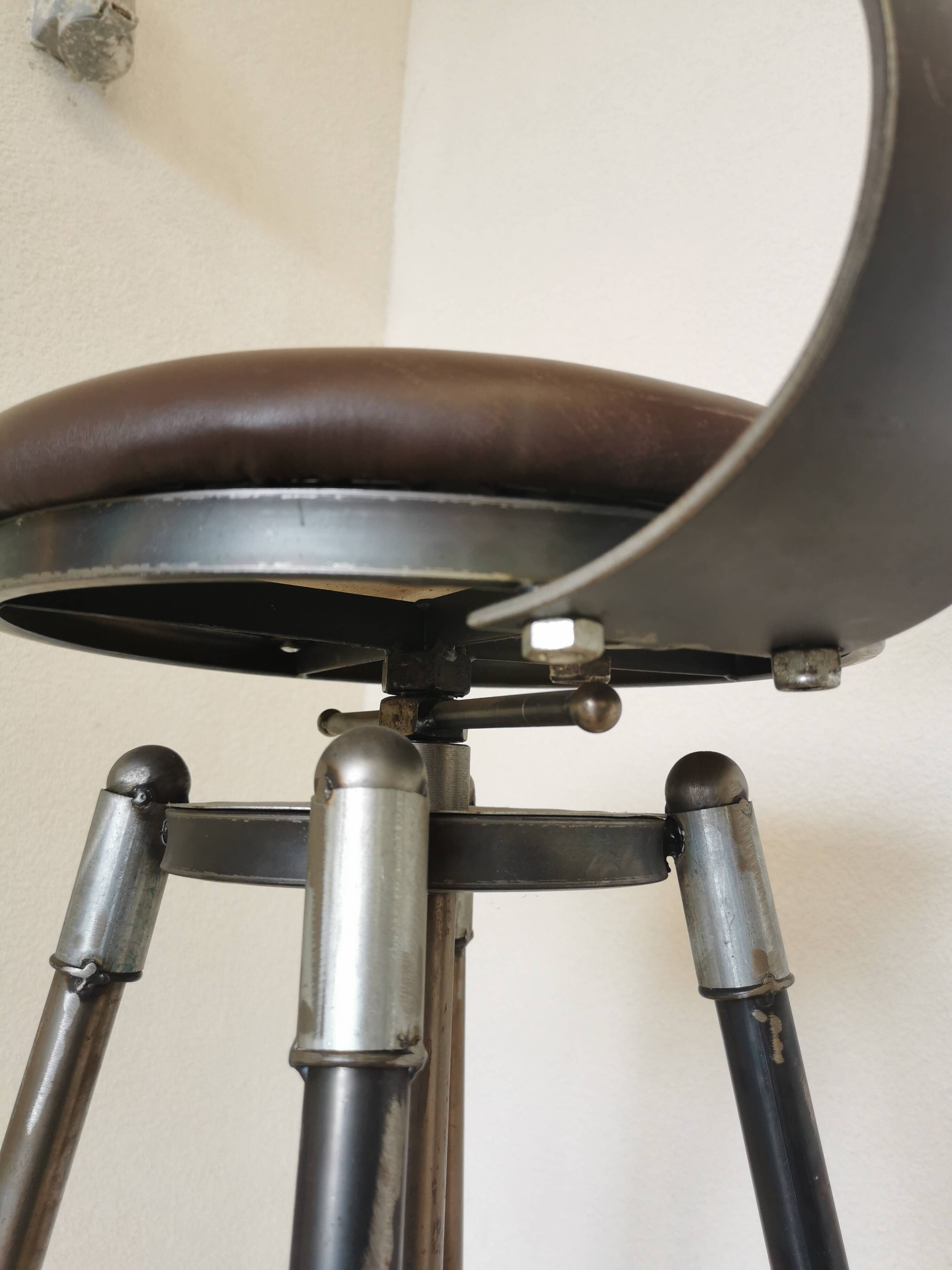 Chaise de bar vintage en métal faite à la main : siège pivotant en cuir à hauteur réglable