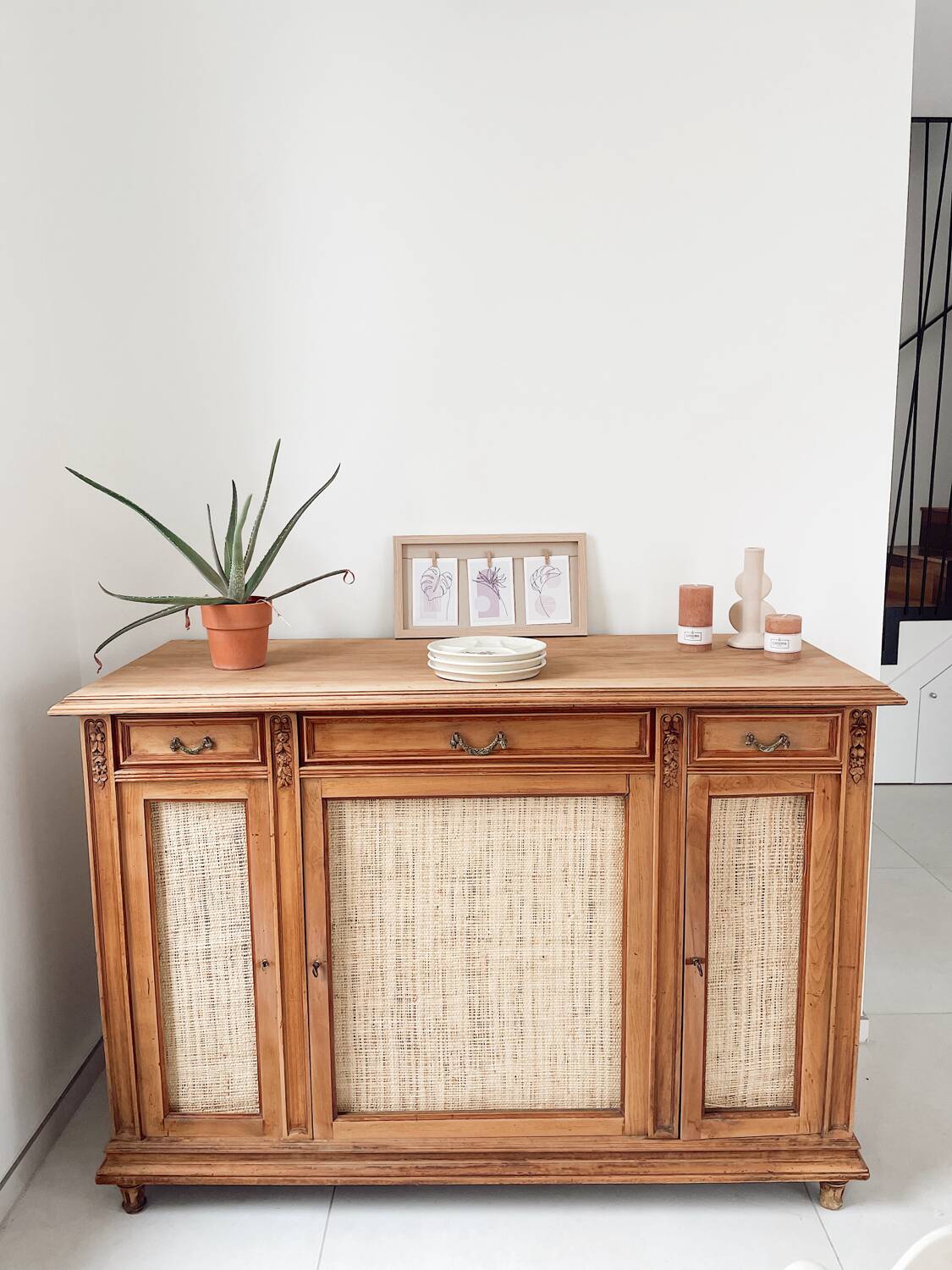 Classic vintage buffet with 3 doors in wood and raffia.