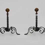 Grande paire de chenets de cheminée en fer forgé et boule laiton. XIXème