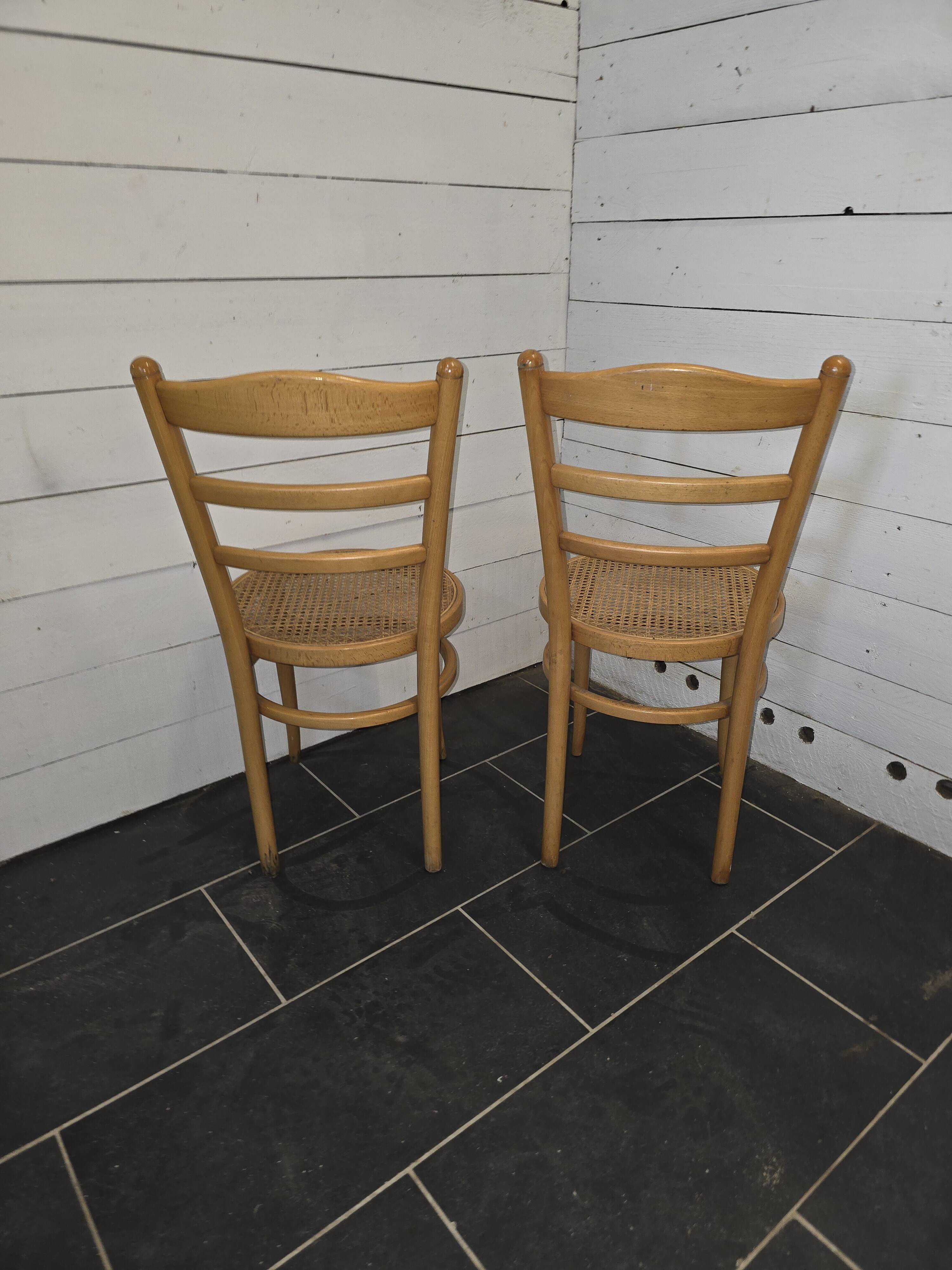 Suite de 2 chaises de bistrot en bois courbé Baumann