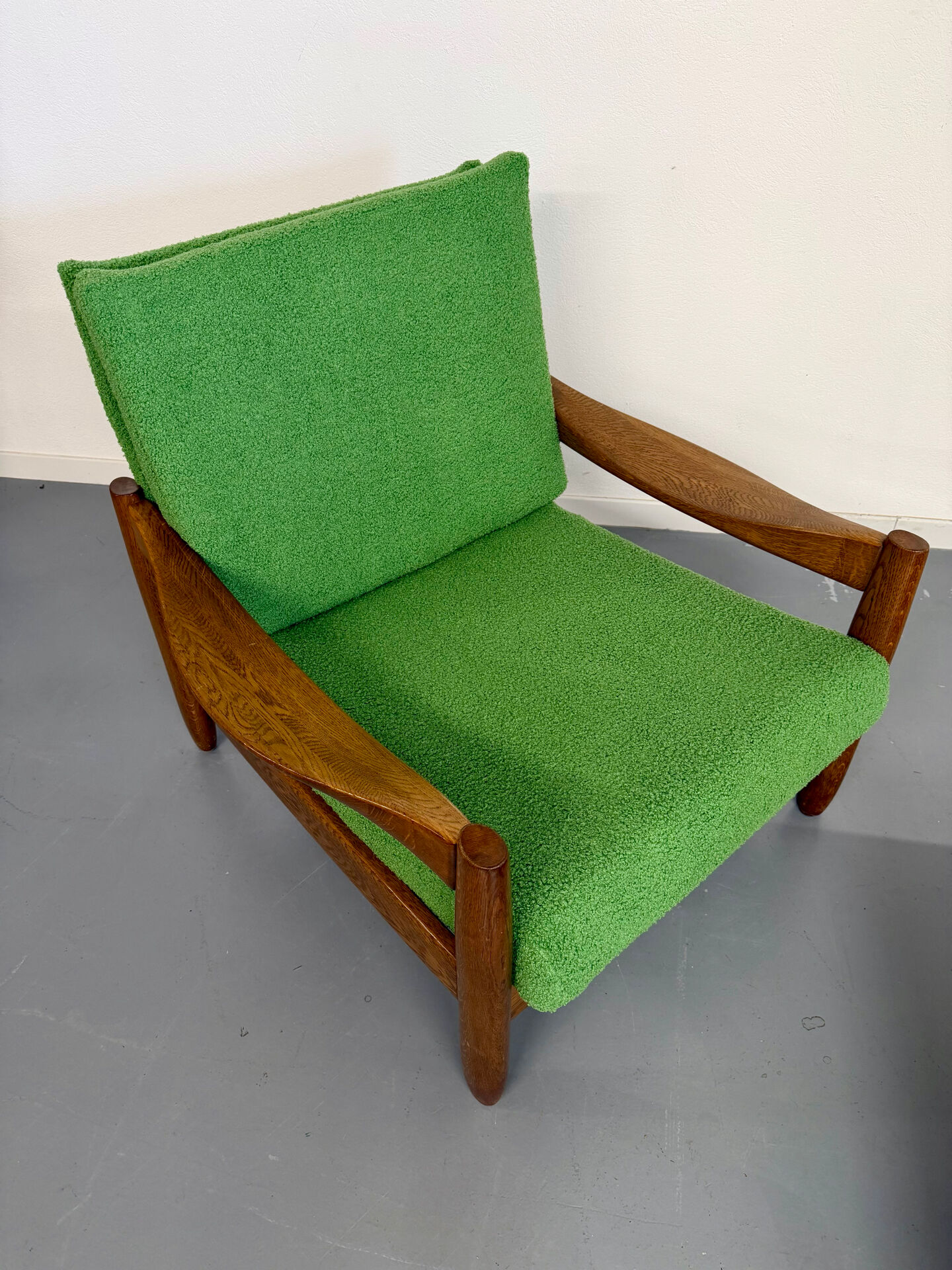 Lot of 2 vintage armchairs in solid oak with boucle fabric, Scandinavian design from the 70s.
