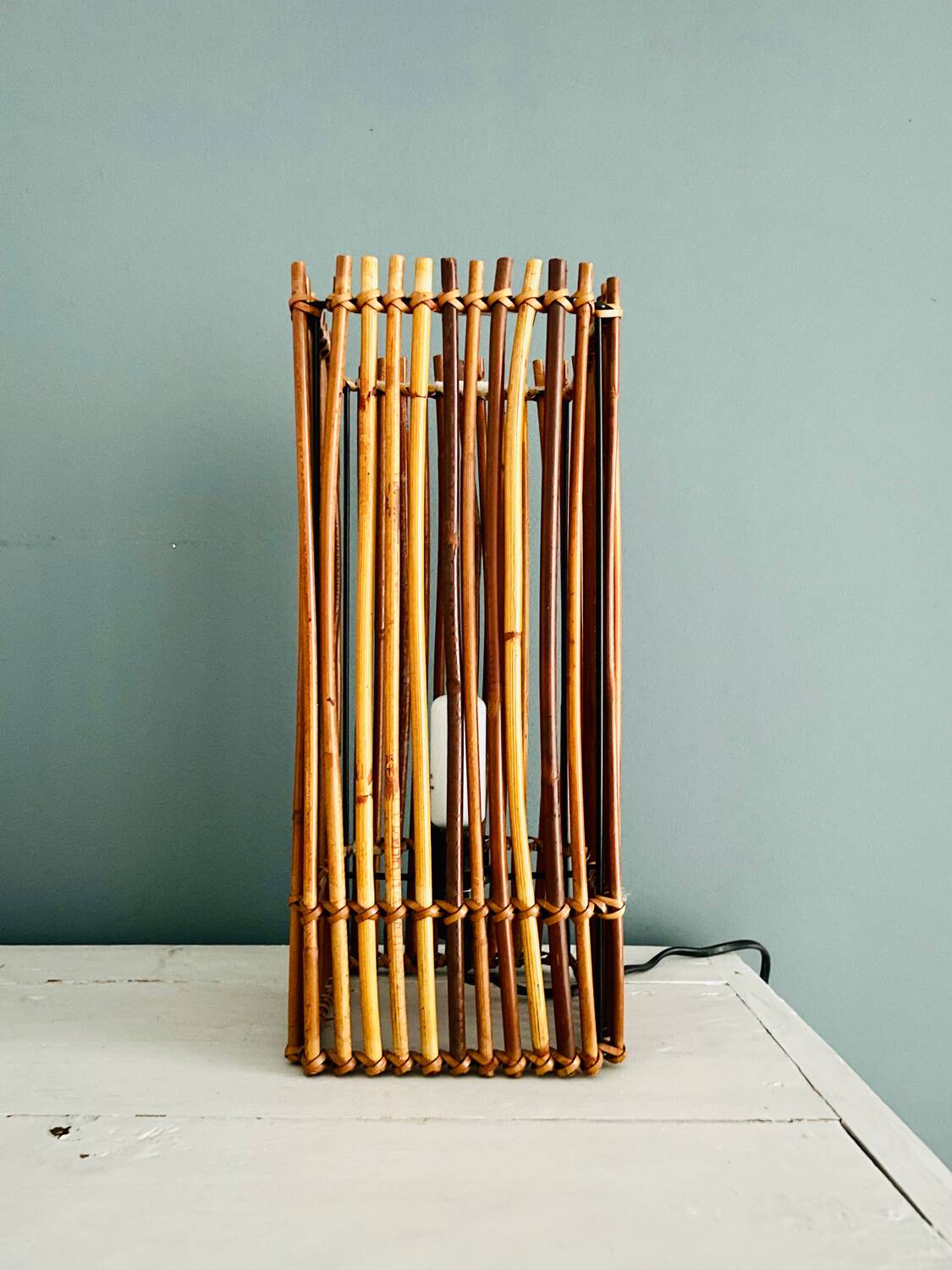 Lampe cube en bois et osier vintage