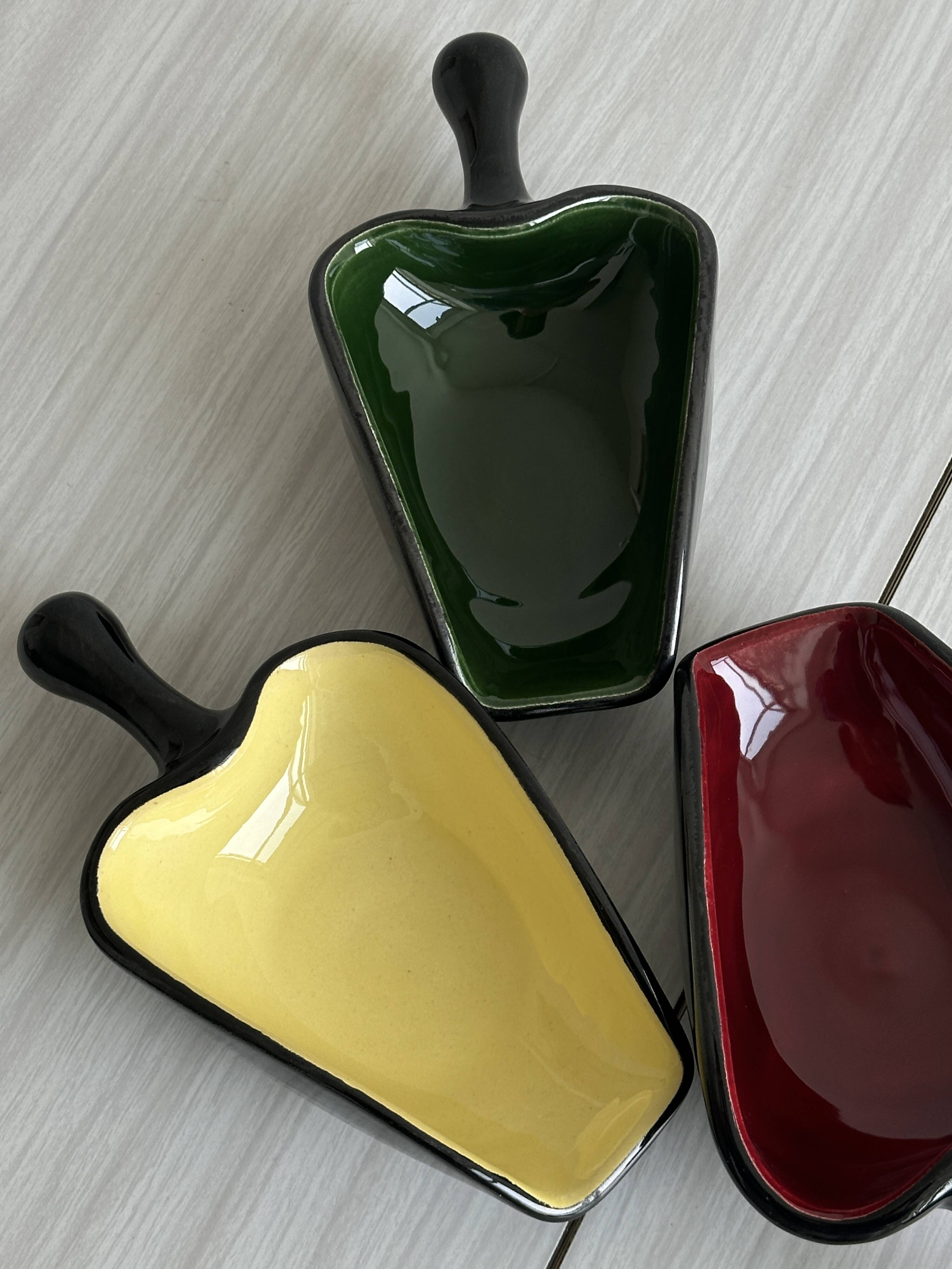 3 pepper-shaped cups