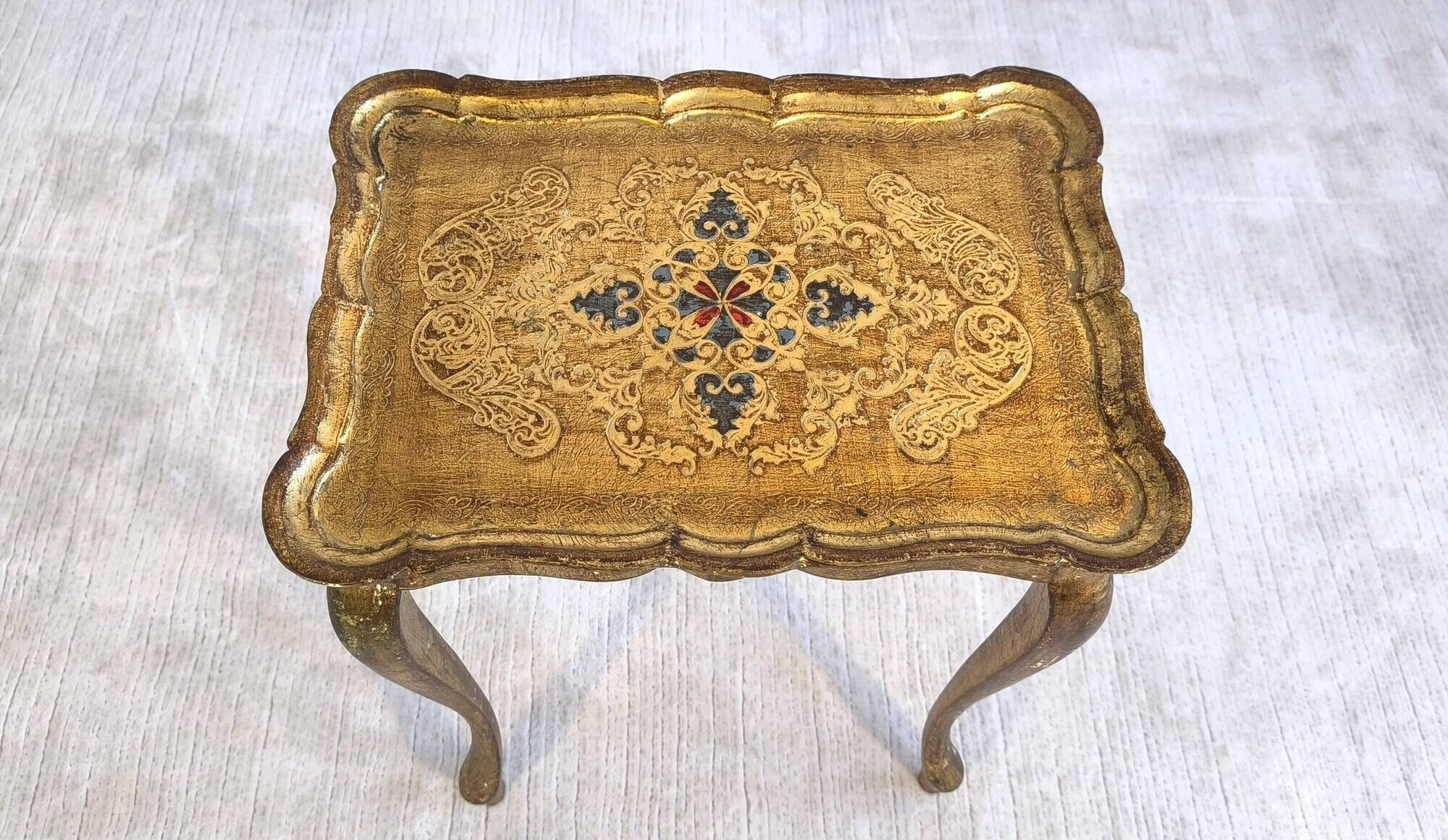 Elegant Florentine side table – Painted decor & superb antique patina