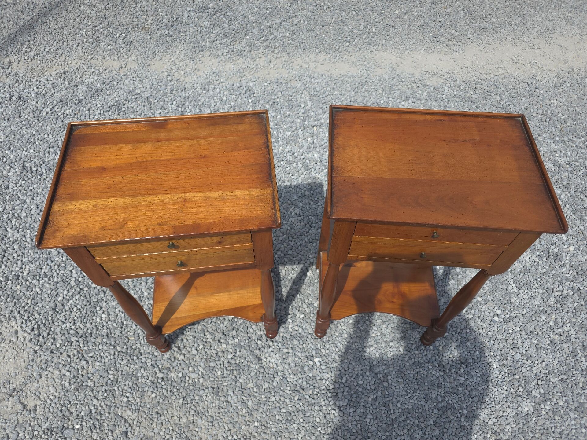 Paire de tables de chevet en merisier massif
