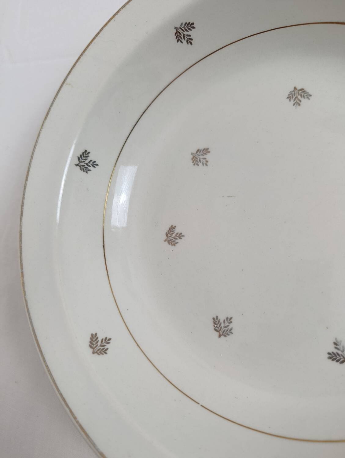 Set of 2 white deep plates with a gold pattern.