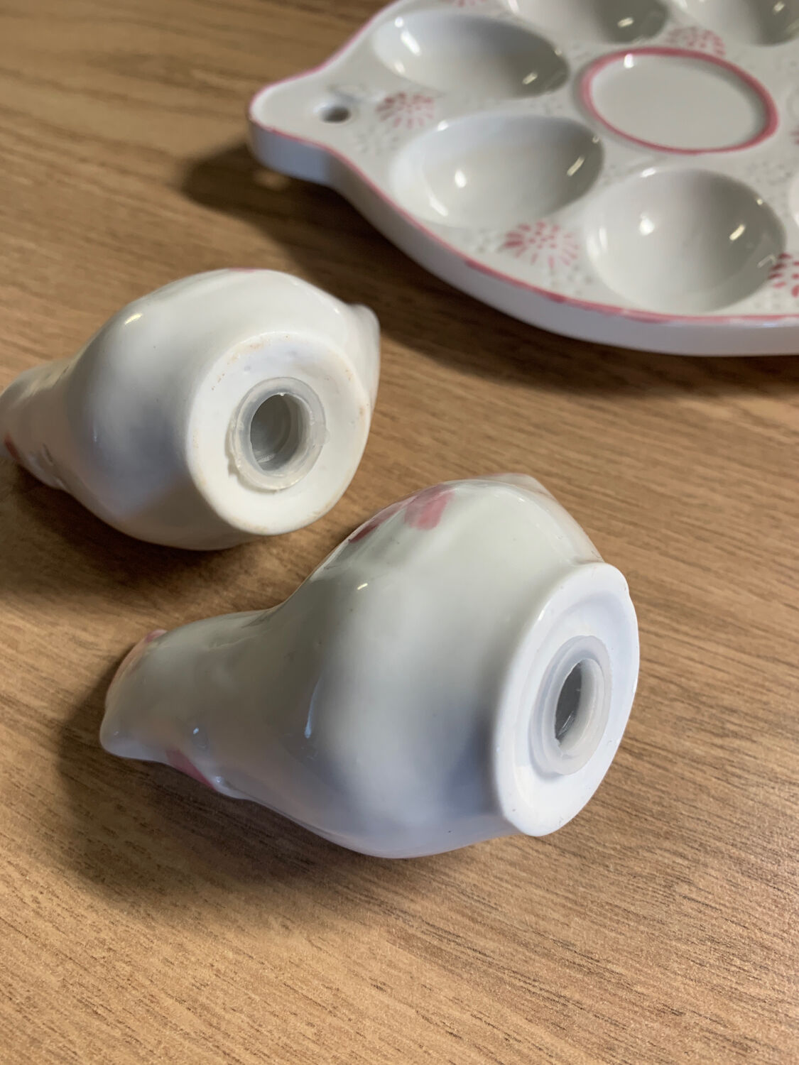 Egg dish or other, salt shaker and pepper shaker hens / 10 footprints