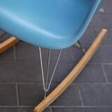 Rocking chair RAR bleu de Charles Eames