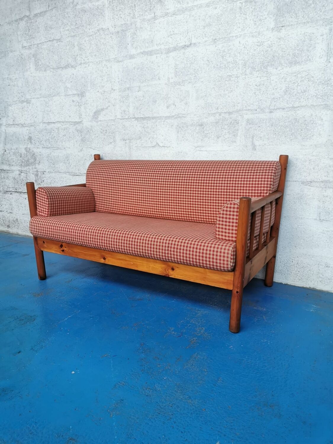 Bench in pine and gingham fabrics