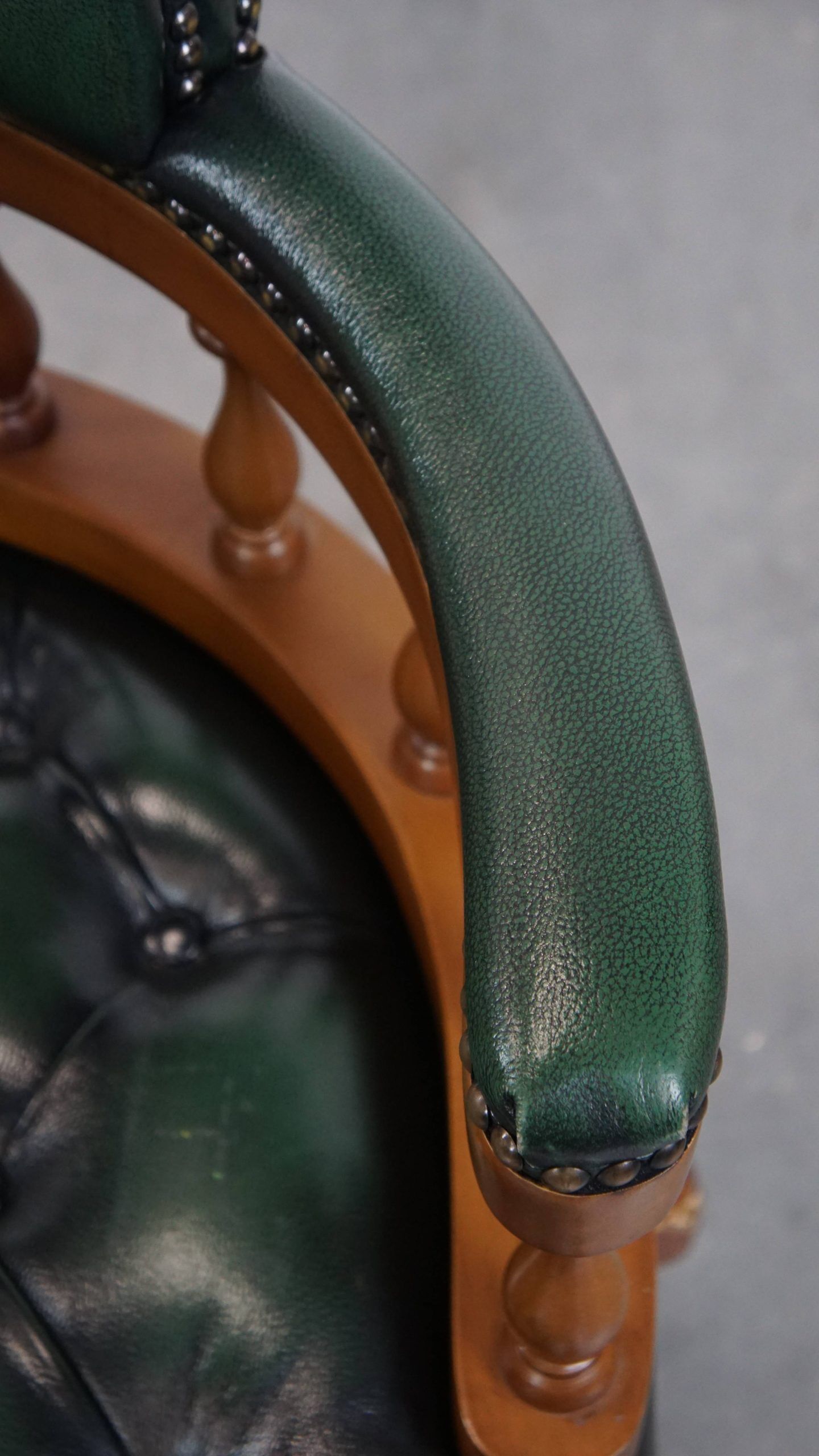 Elegant green English chesterfield office chair made of cowhide leather