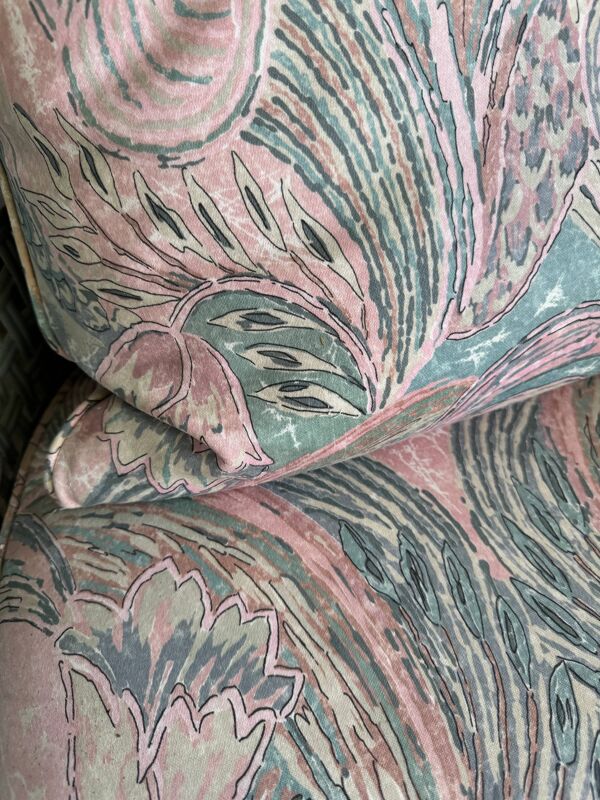 Fauteuil lounge vintage en osier avec coussins pastel – années 1980