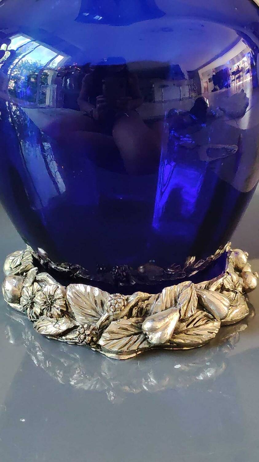 Corolle shaped vase in blown Art glass/Arte Murano Kristall Mery. Cobalt blue on a silver metal-look floral base. Dim 26 x 14 cm
