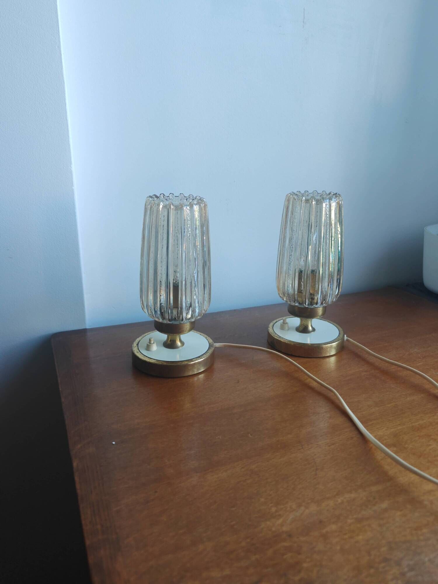 Pair of vintage 70s bedside lamps – Brushed brass, enamel & ribbed glass