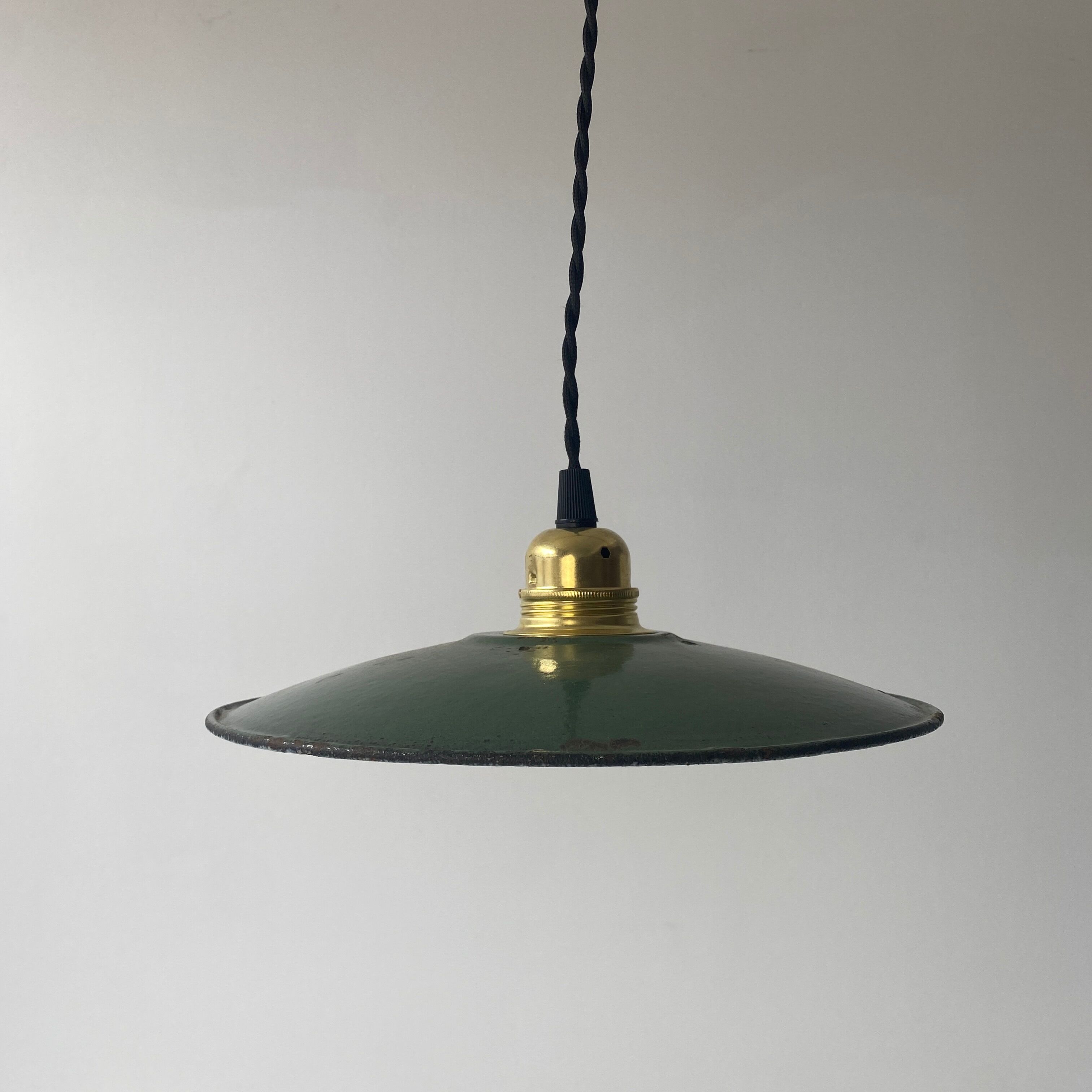 Industrial enamel pendant lamp
