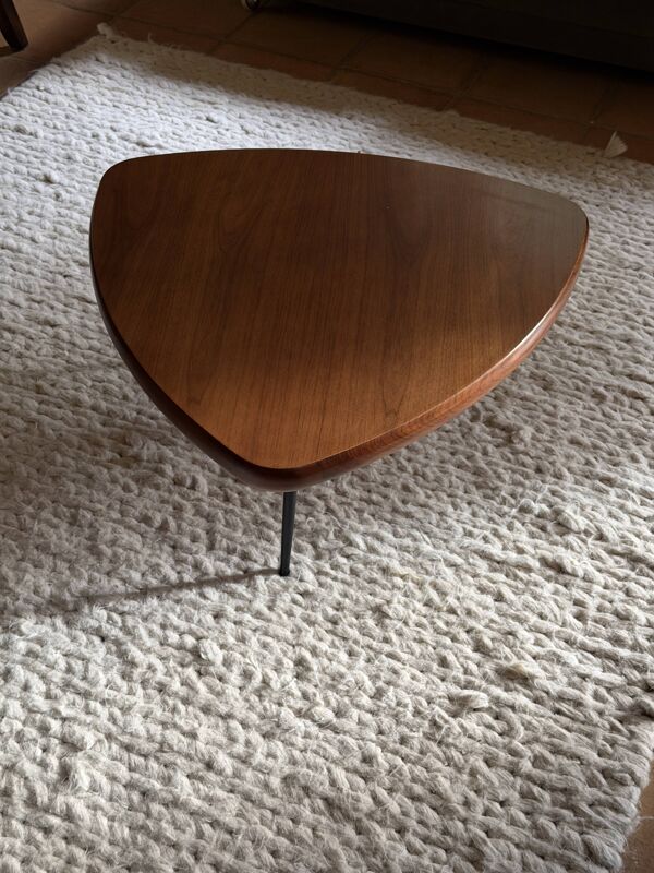Table basse organique tripode – modernisme européen, années 50–60