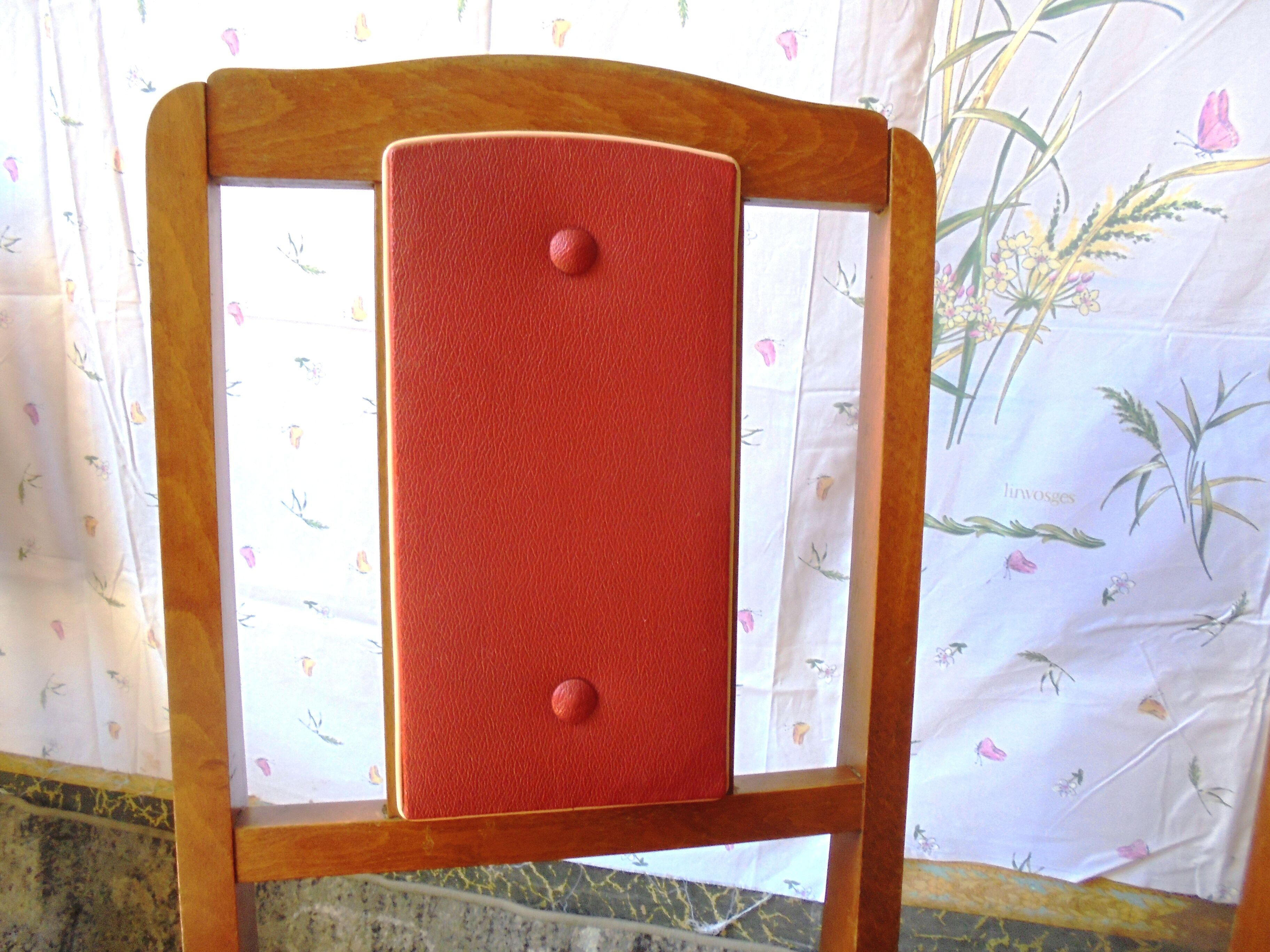 Set of 5 wooden chairs and red skaï