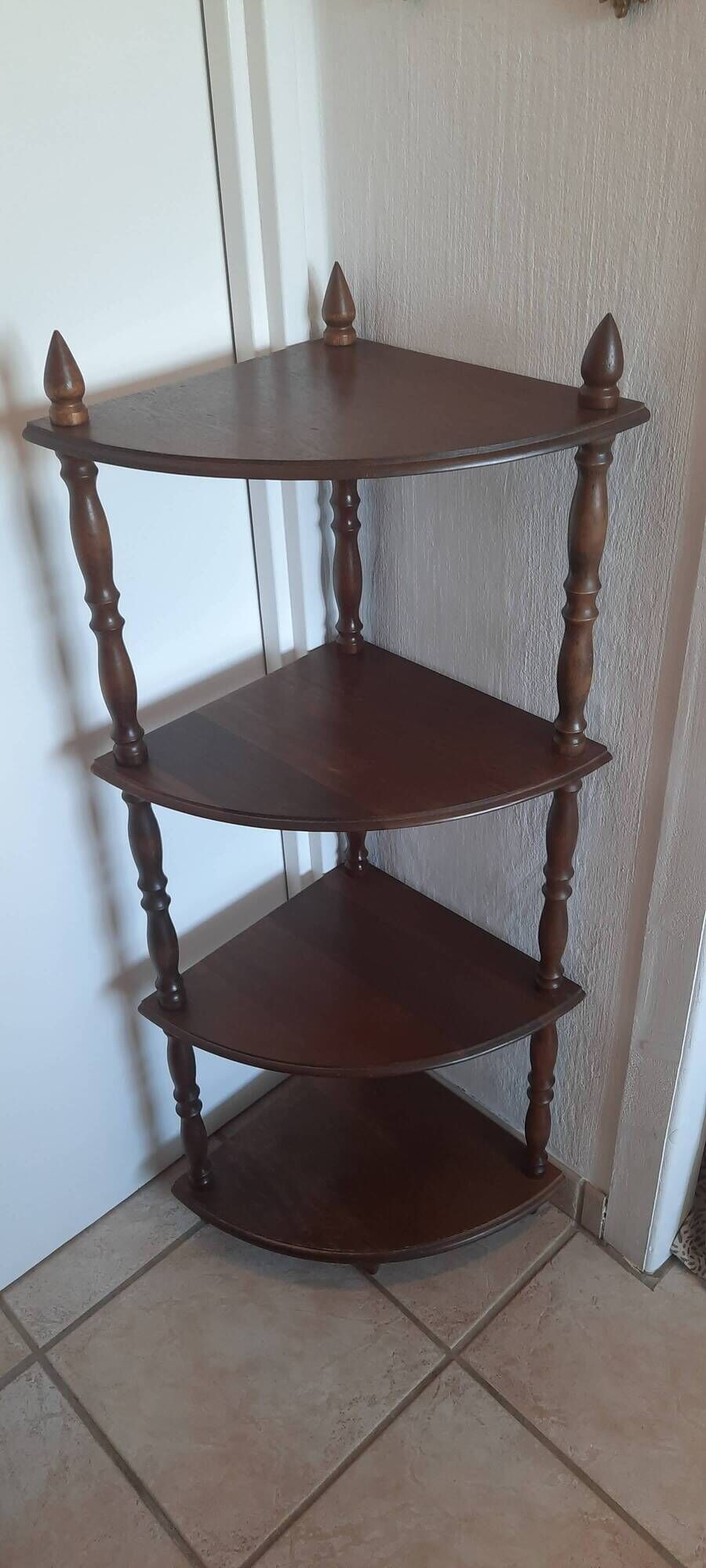 Corner shelf on wooden legs