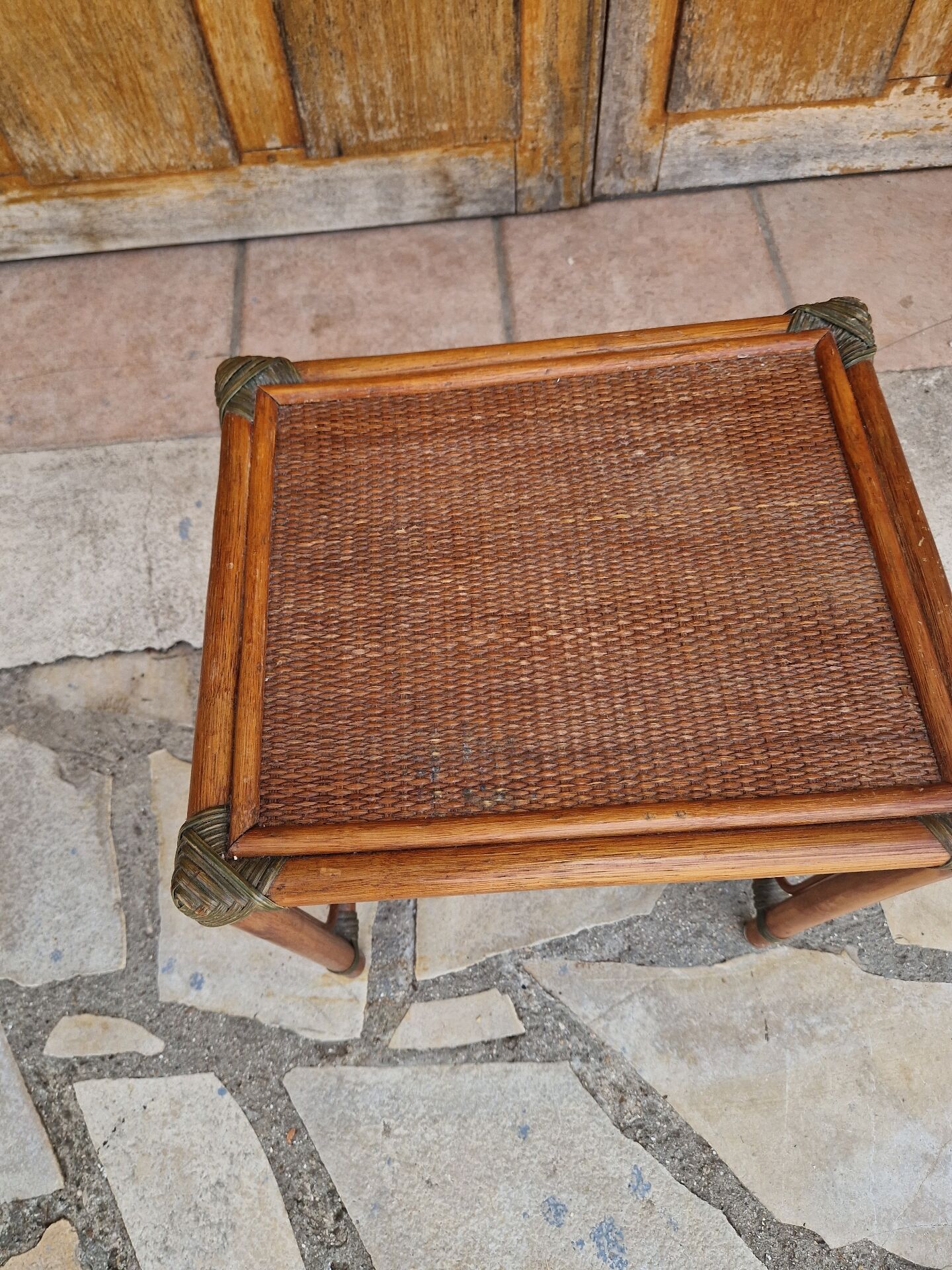 Table de chevet en rotin vintage