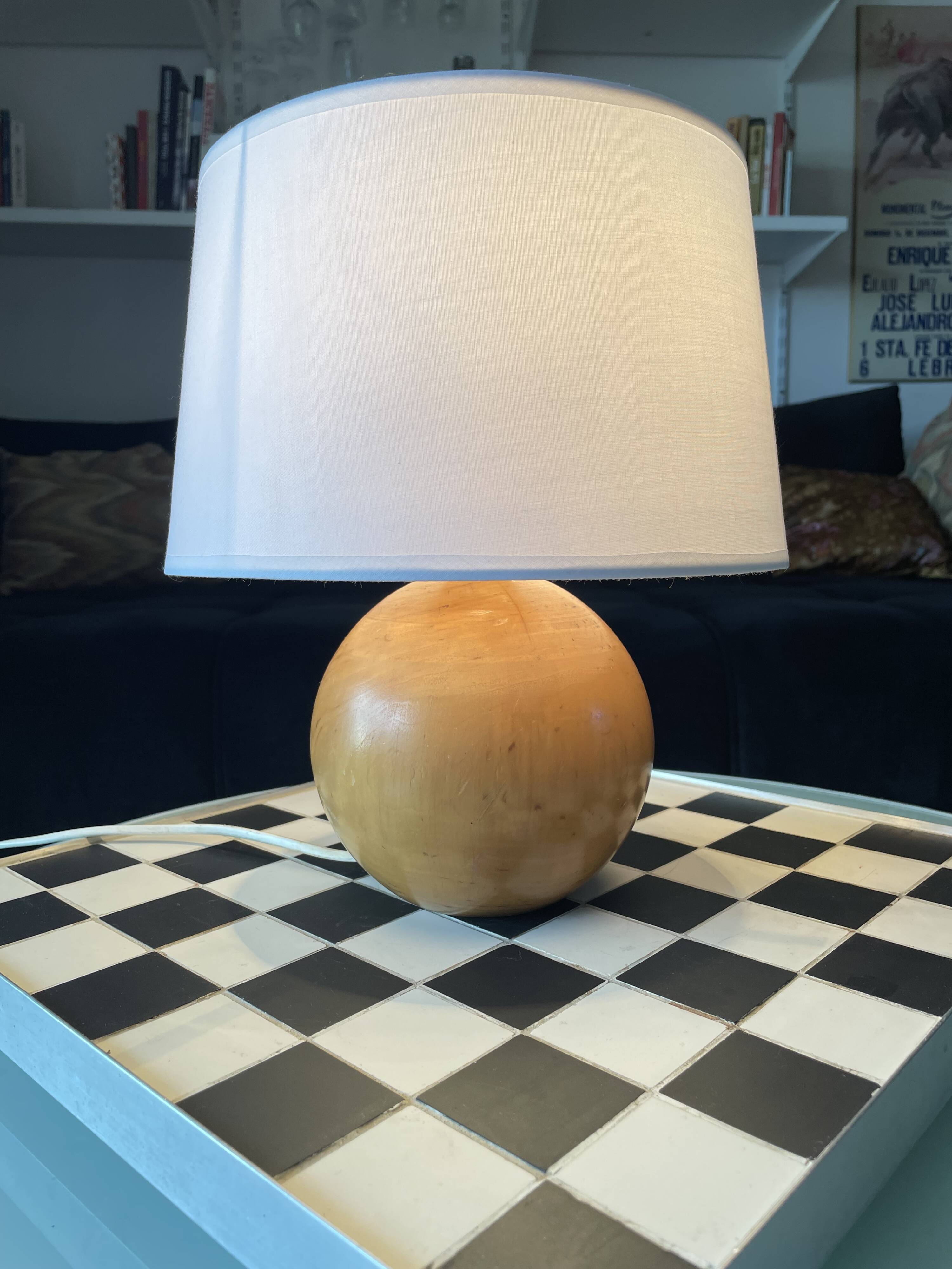 Lampe vintage en bois tourné massif