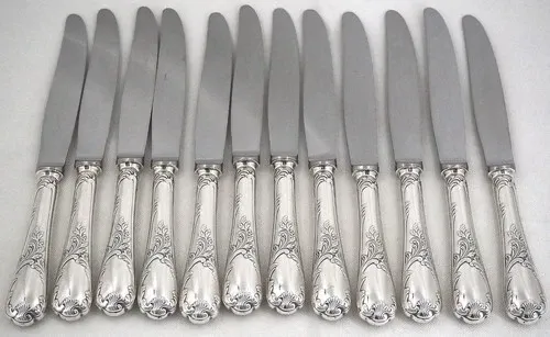 Christofle Marly, 12 silver-plated table knives, in excellent condition.