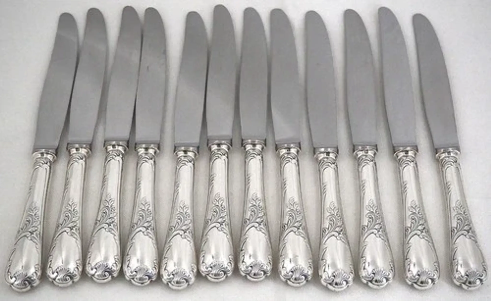 Christofle Marly, 12 silver-plated table knives, in excellent condition.