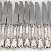 Christofle Marly, 12 silver-plated table knives, in excellent condition.