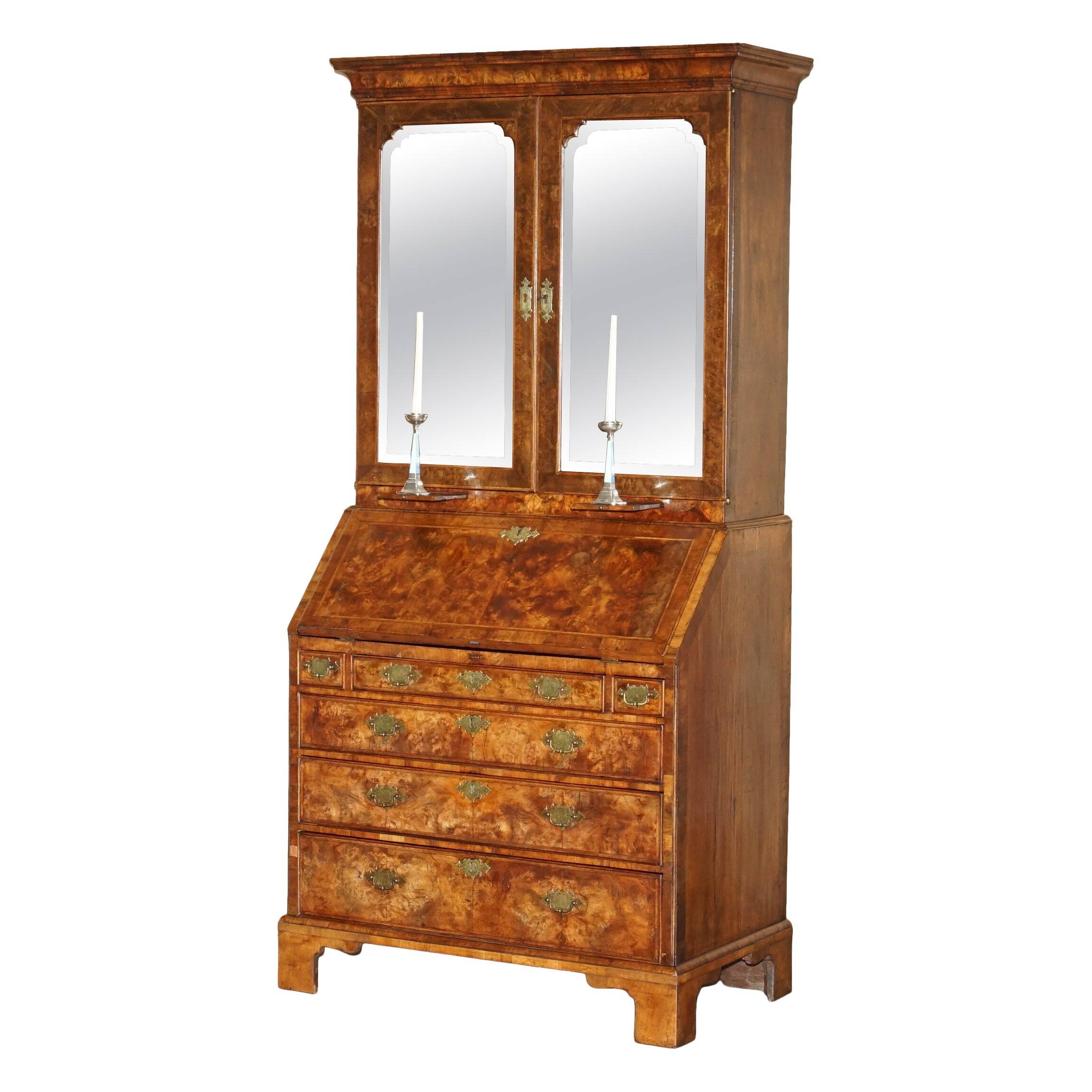 Bibliothèque secrétaire en noyer buriné antique George II vers 1740
