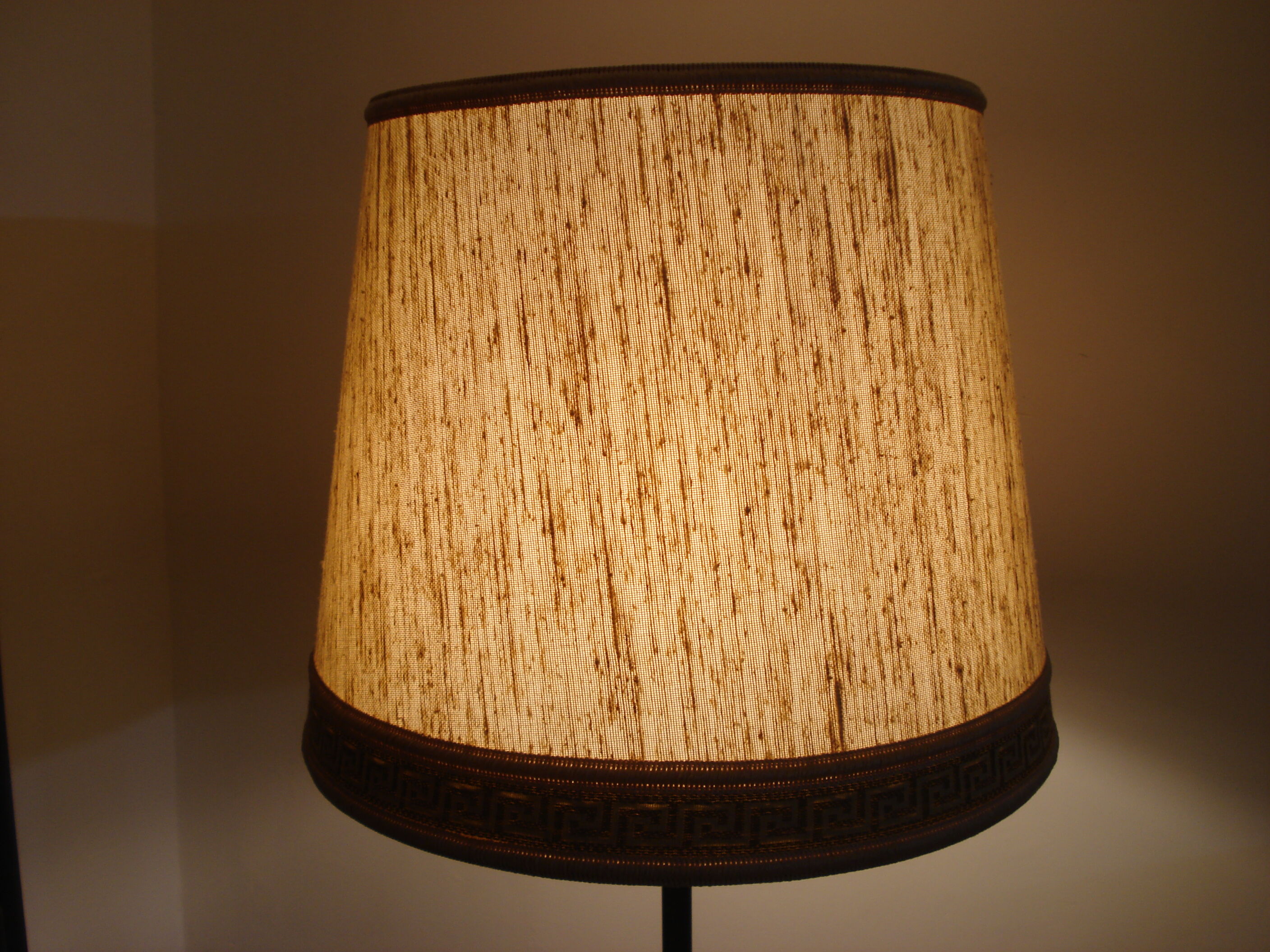 Floor lamp 1950/60 tripod in black metal with cream lampshade