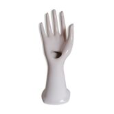 Main en céramique blanche