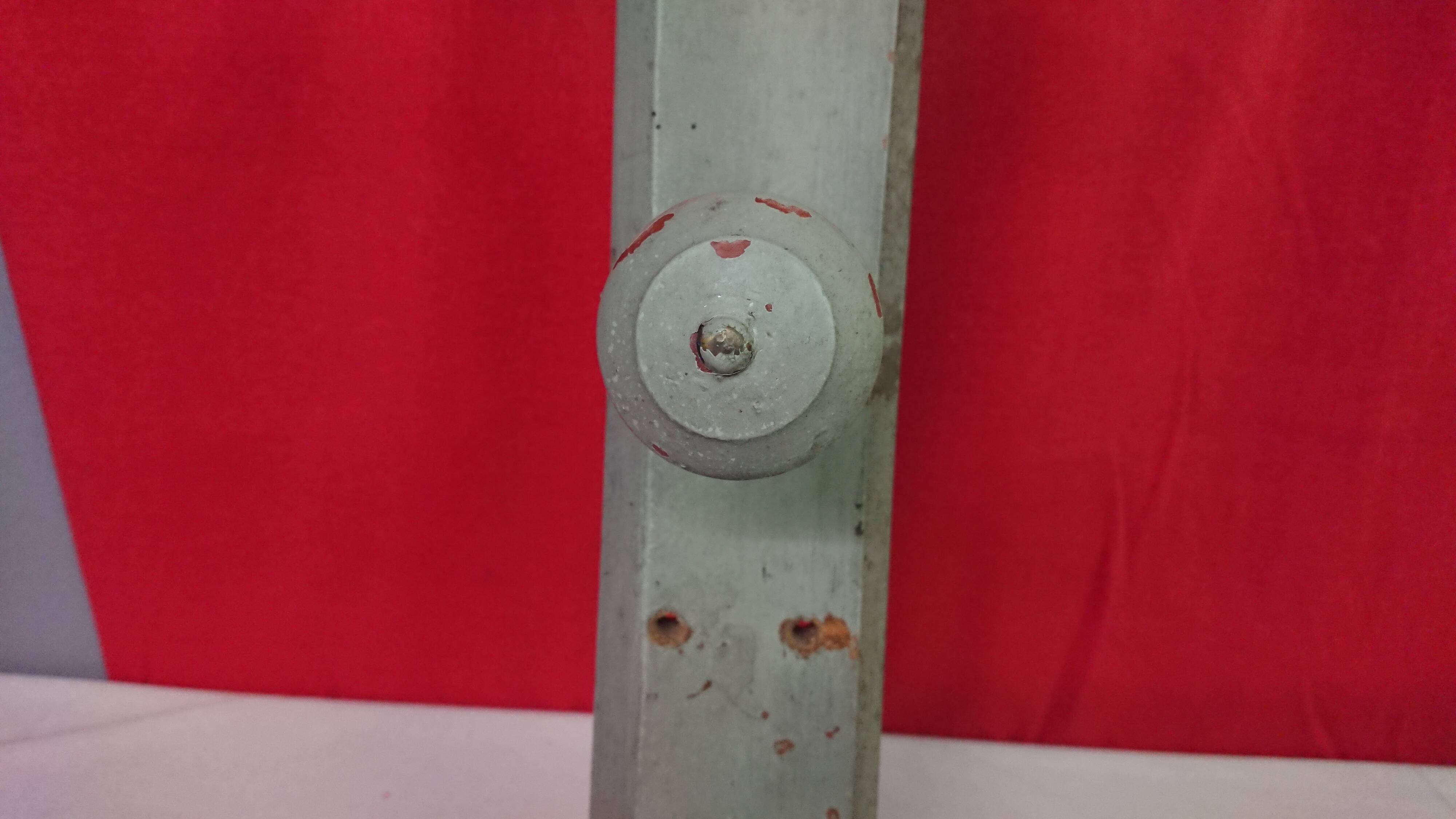 Old wooden pad 6 hangs