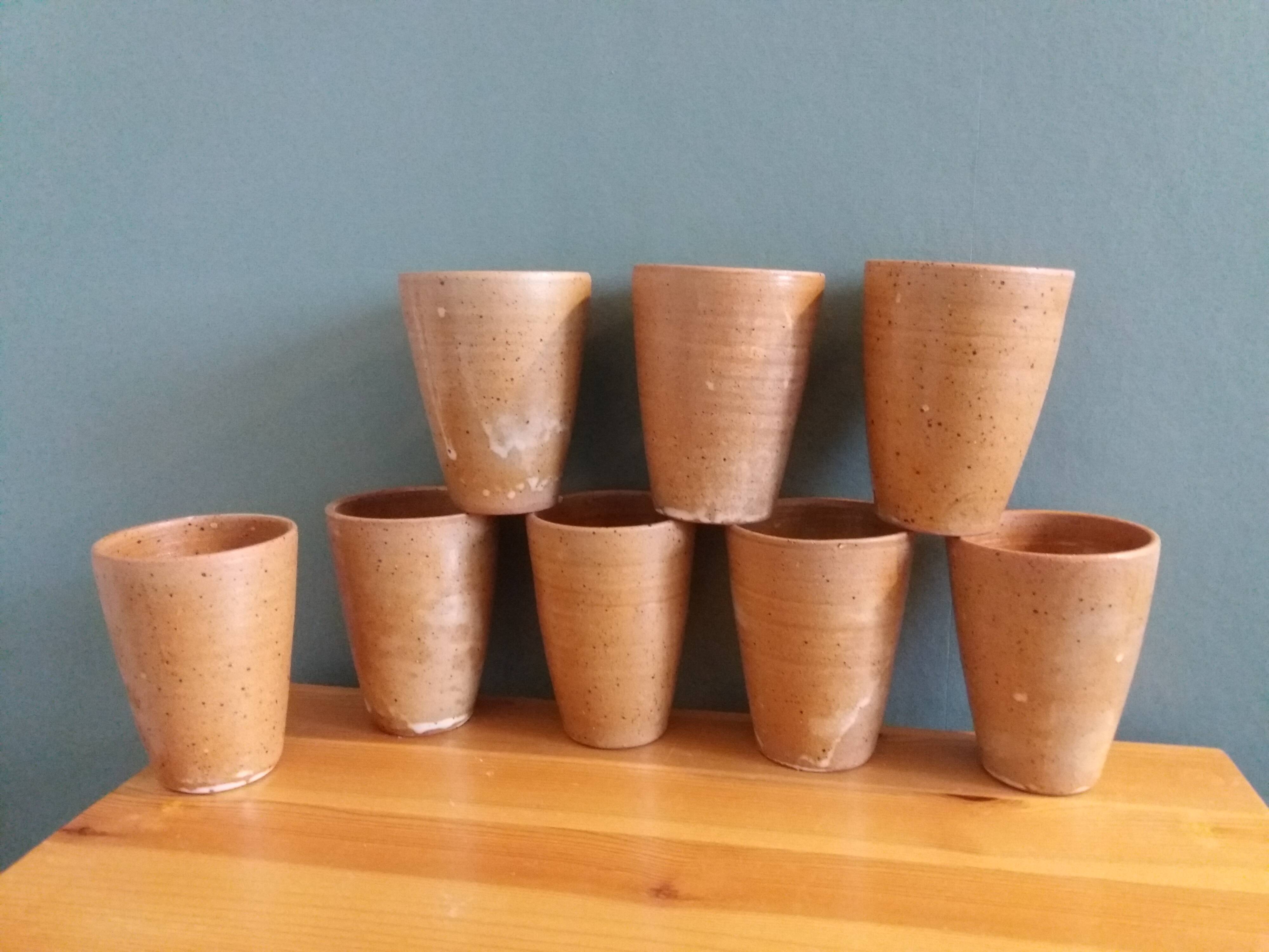 Ensemble de 8 tasses ou verres en grès tourné artisanal
