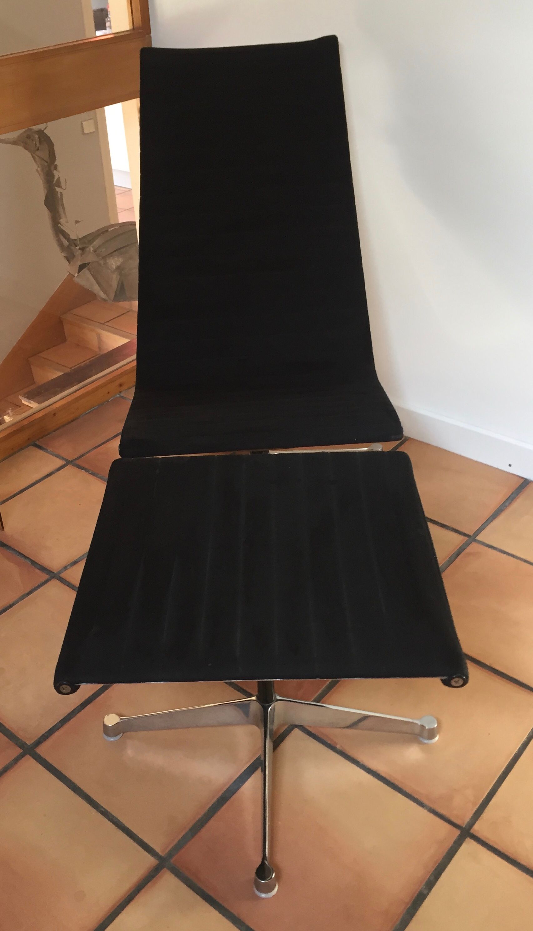 Ea116 lounger and its ottoman Ea125 Charles & Ray Eames for Herman Miller