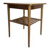 Table basse en bois des années 70 avec étagère à lattes.