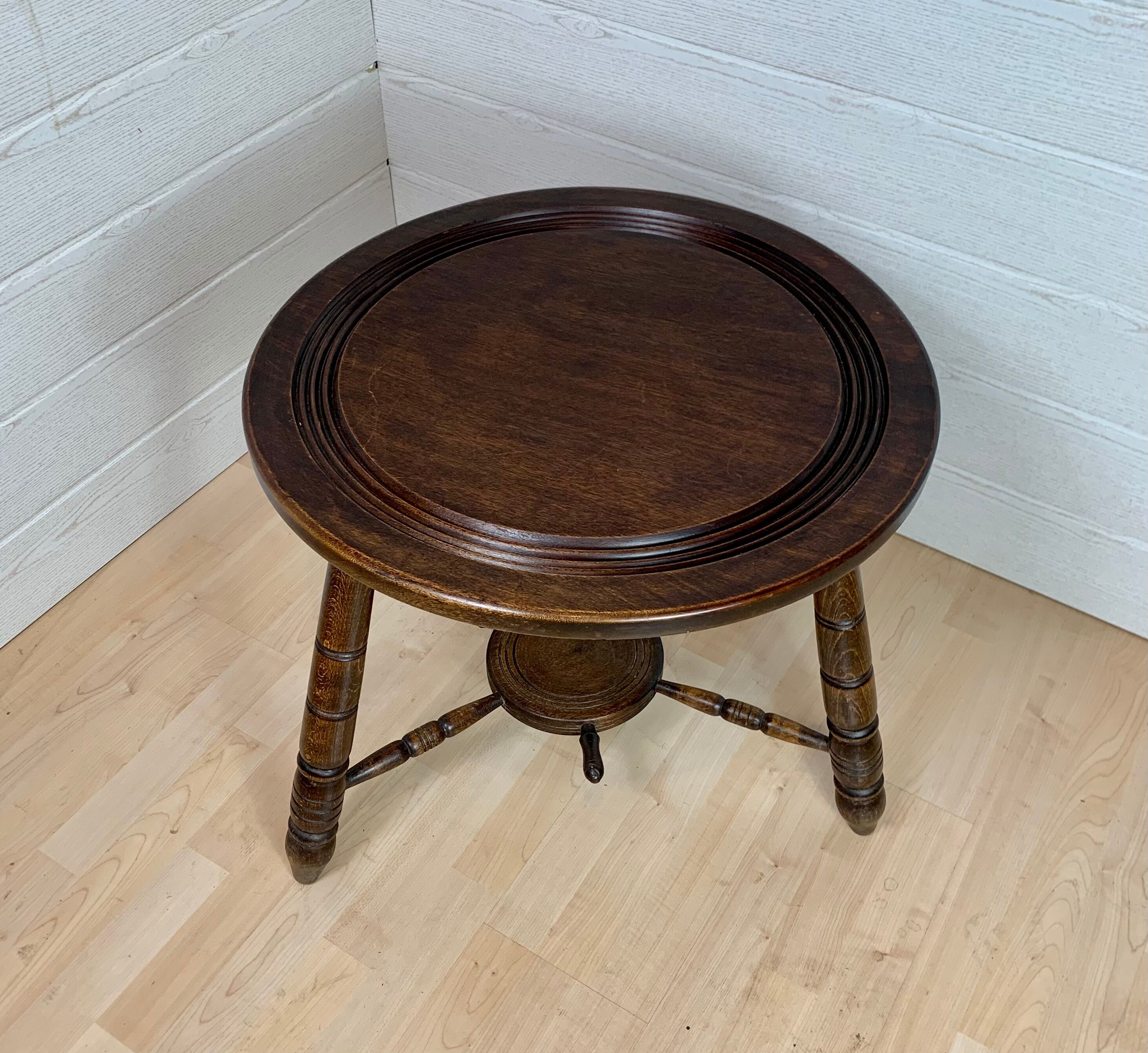 Table basse ronde, tripode, de style breton