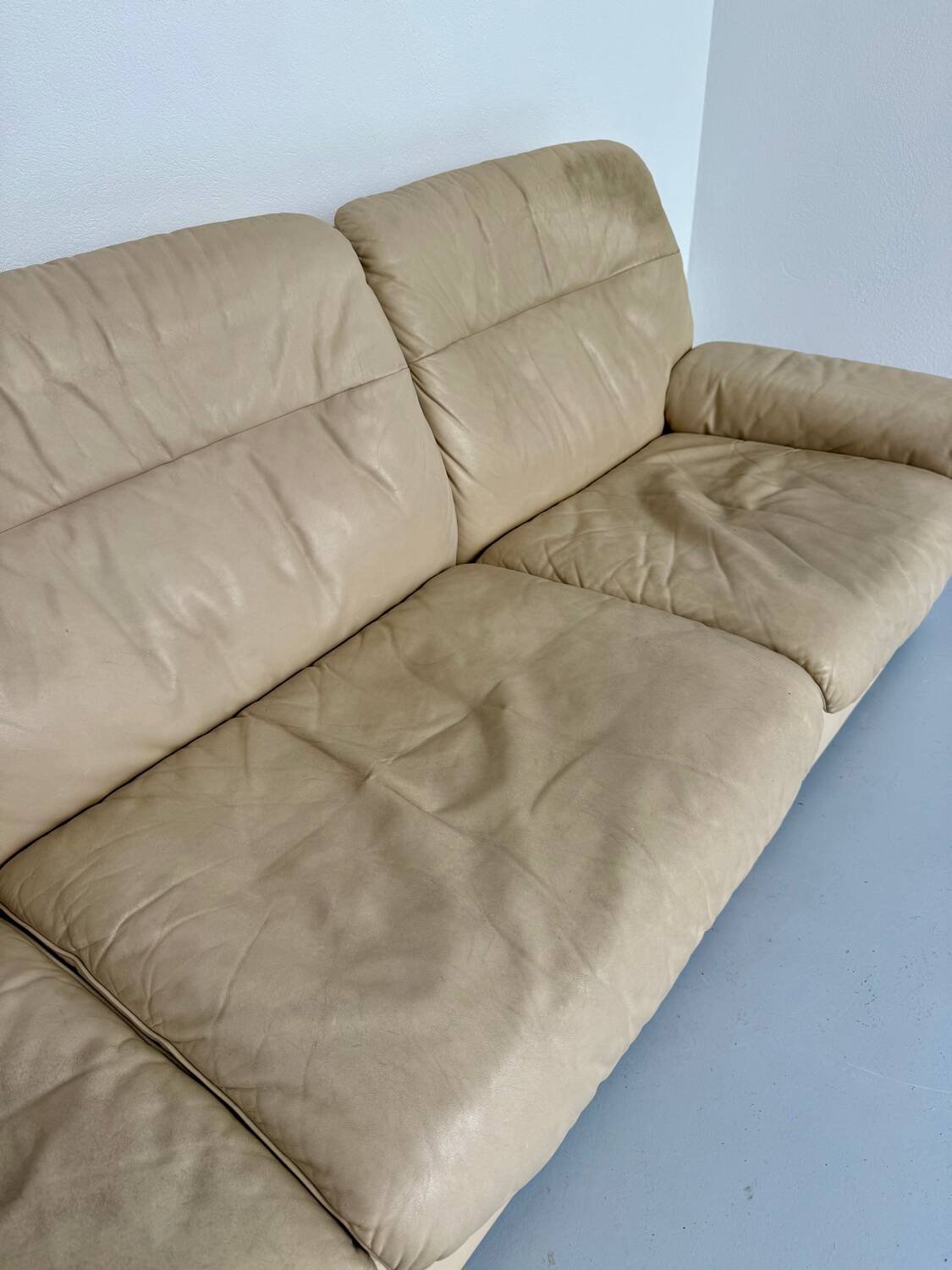 Old 3-seater beige leather sofa designed by Carl Larsson De Sede, vintage 80s