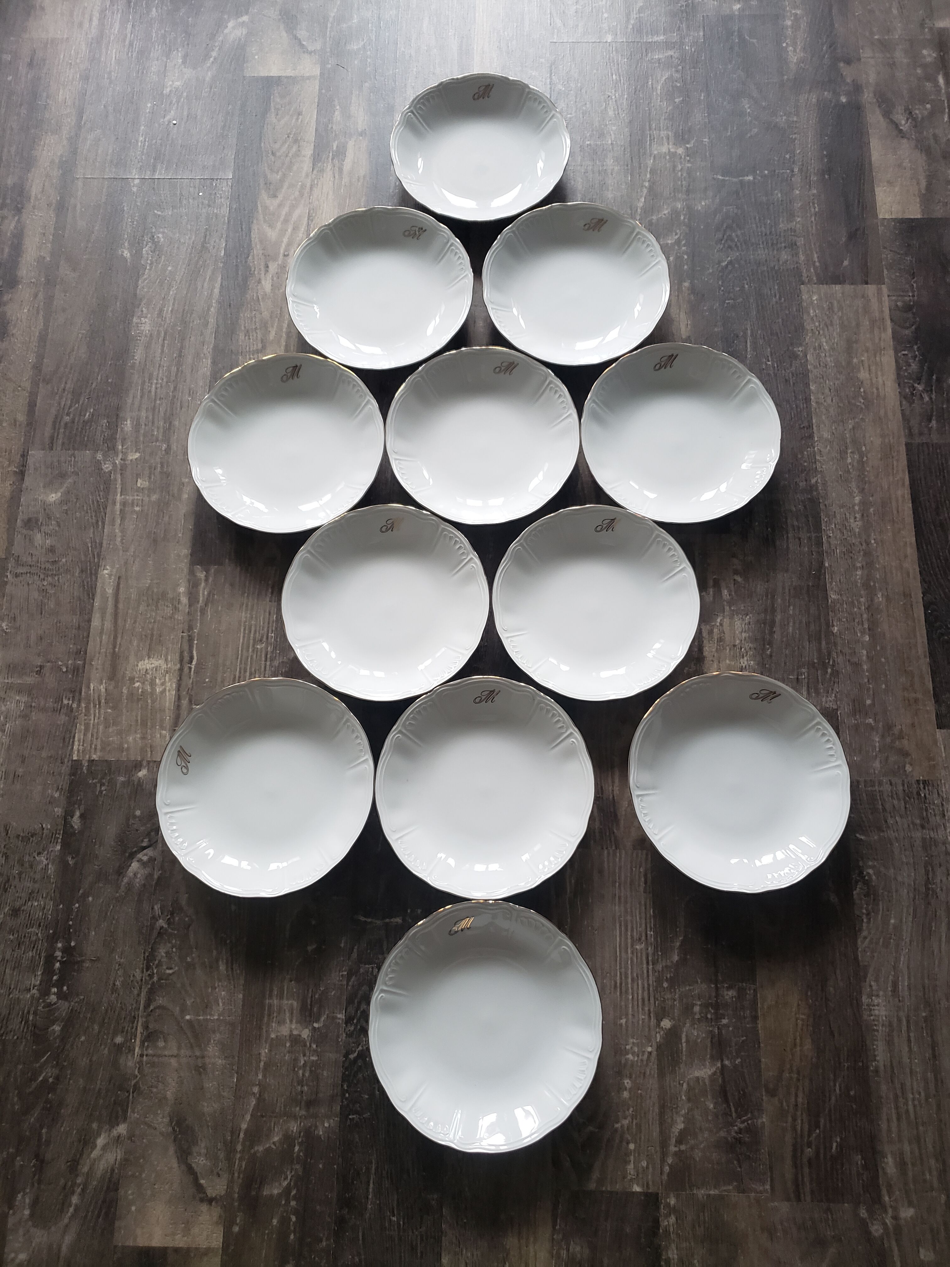 12 assiettes creuses blanches initiales dorées