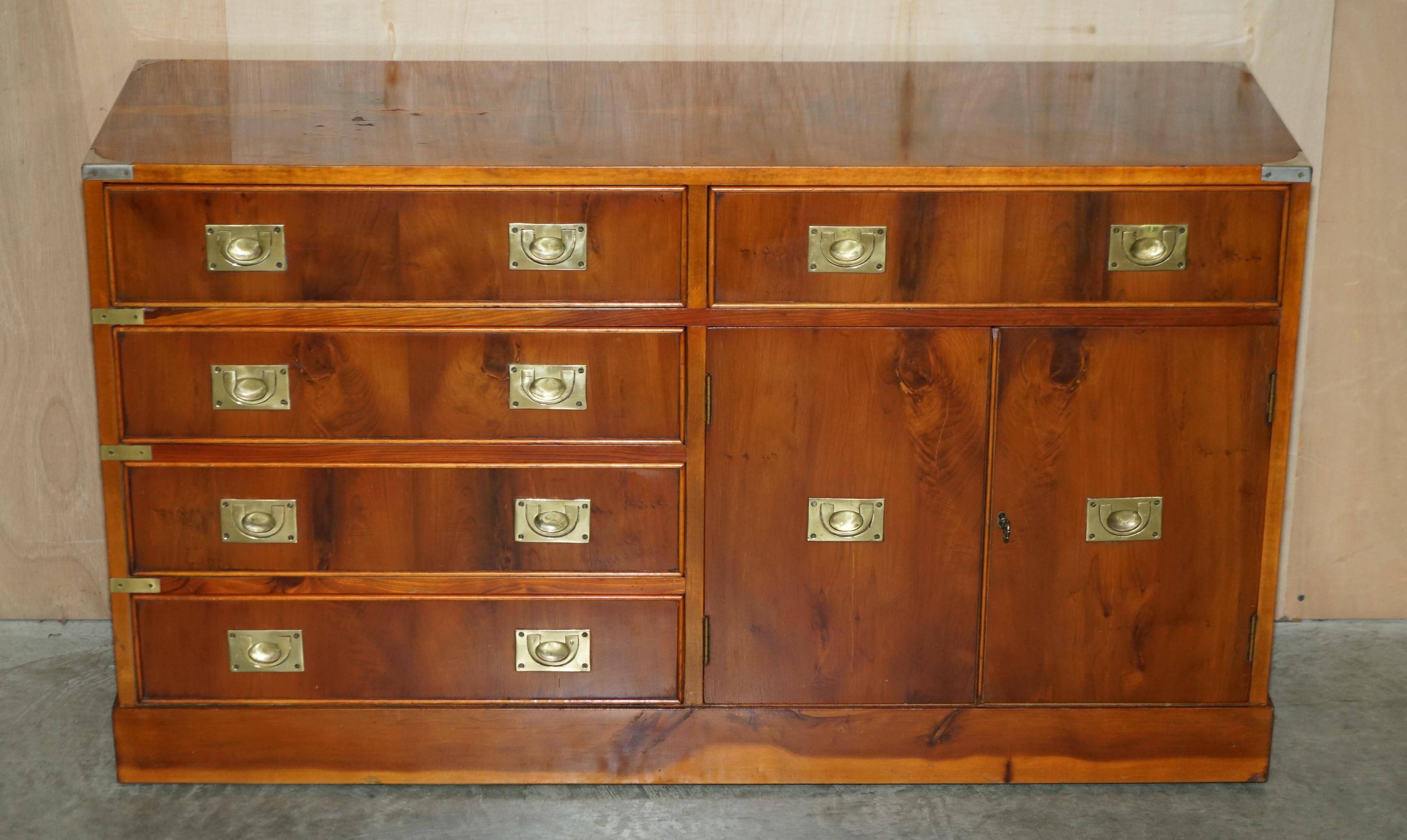 Buffet militaire vintage en bois d'if moucheté - Cabinet bar