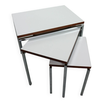 Ensemble de tables gigognes blanches avec cadre chromé et détails en bois, années 1970