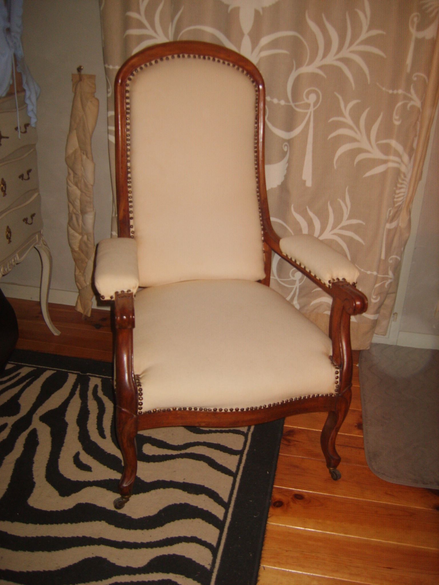 Armchair and its footrest