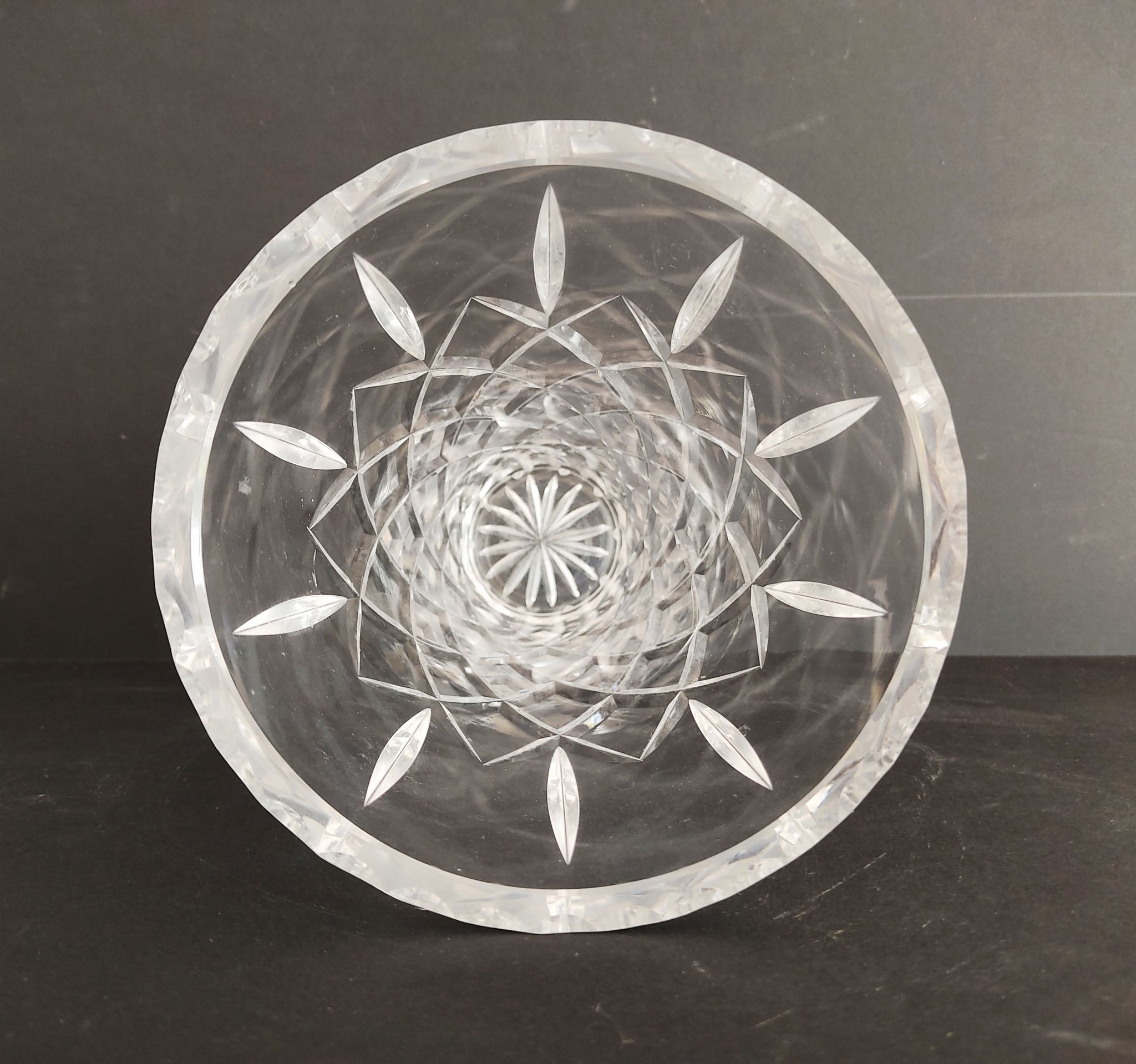 Ensemble de trois vases en cristal et en verre