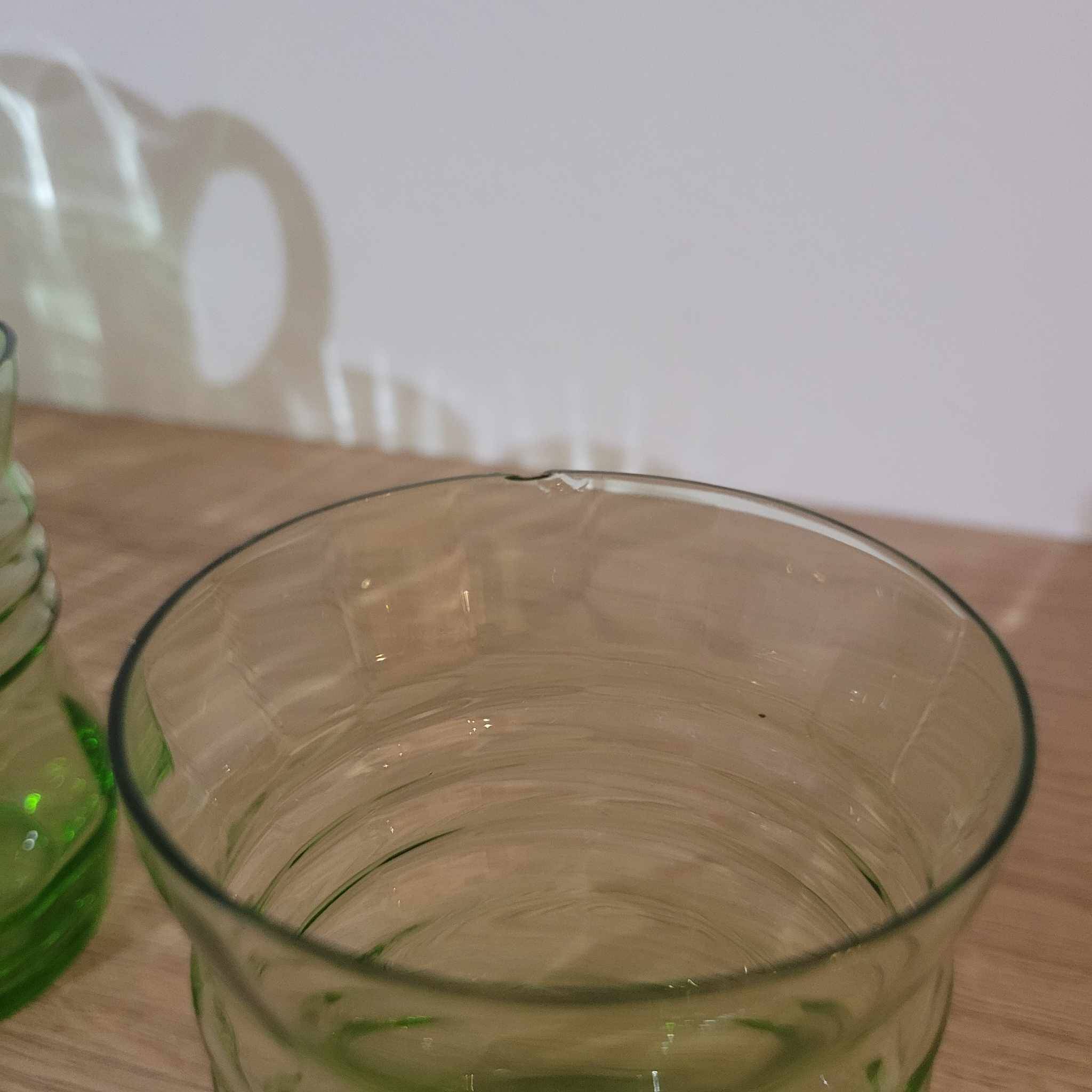 Carafe en verre soufflé vert + 3 verres offerts