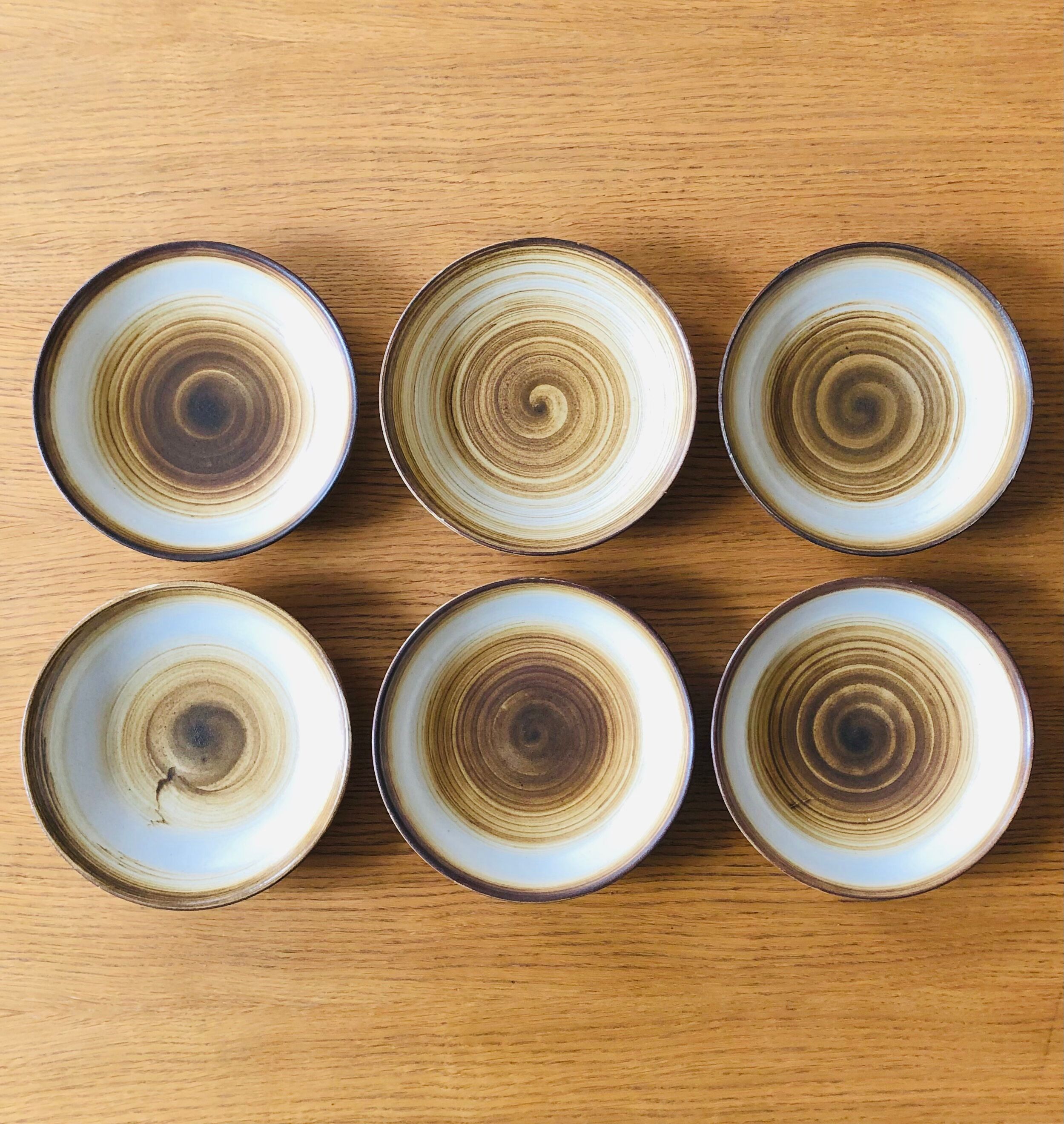 Set of six hollow plates in Longchamp sandstone