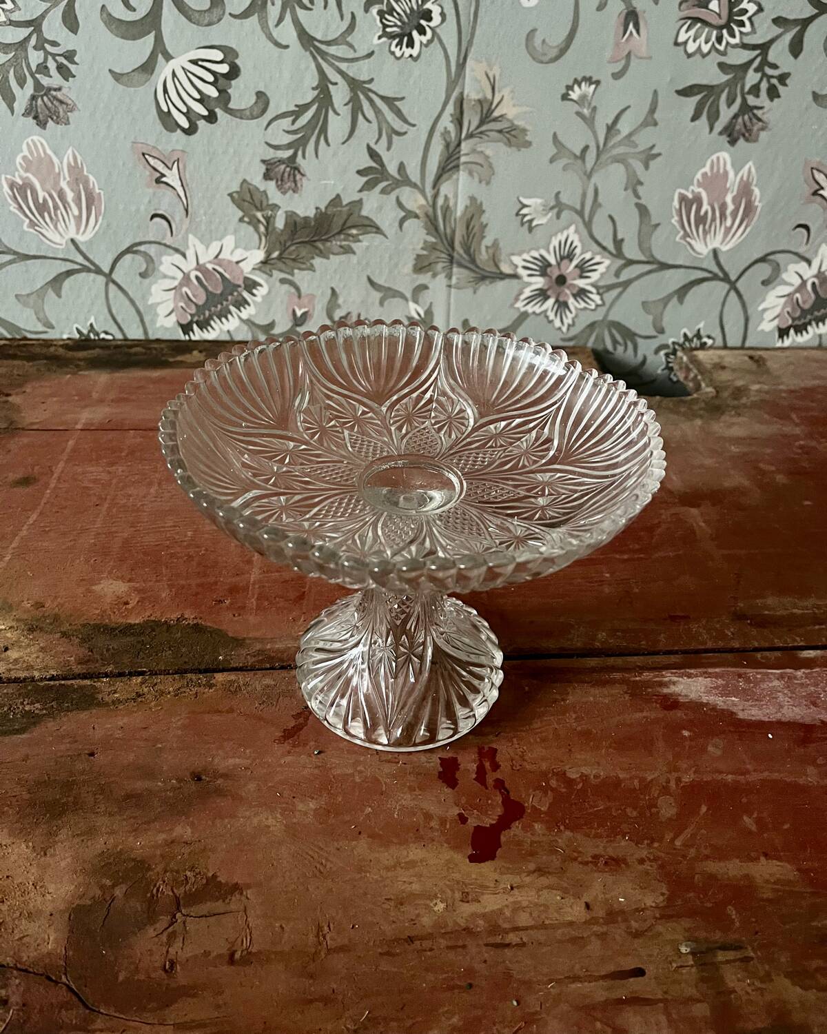 Chiseled glass fruit bowl
