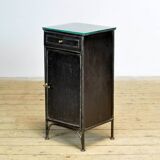 Ensemble de tables de chevet en fer et verre, années 1900