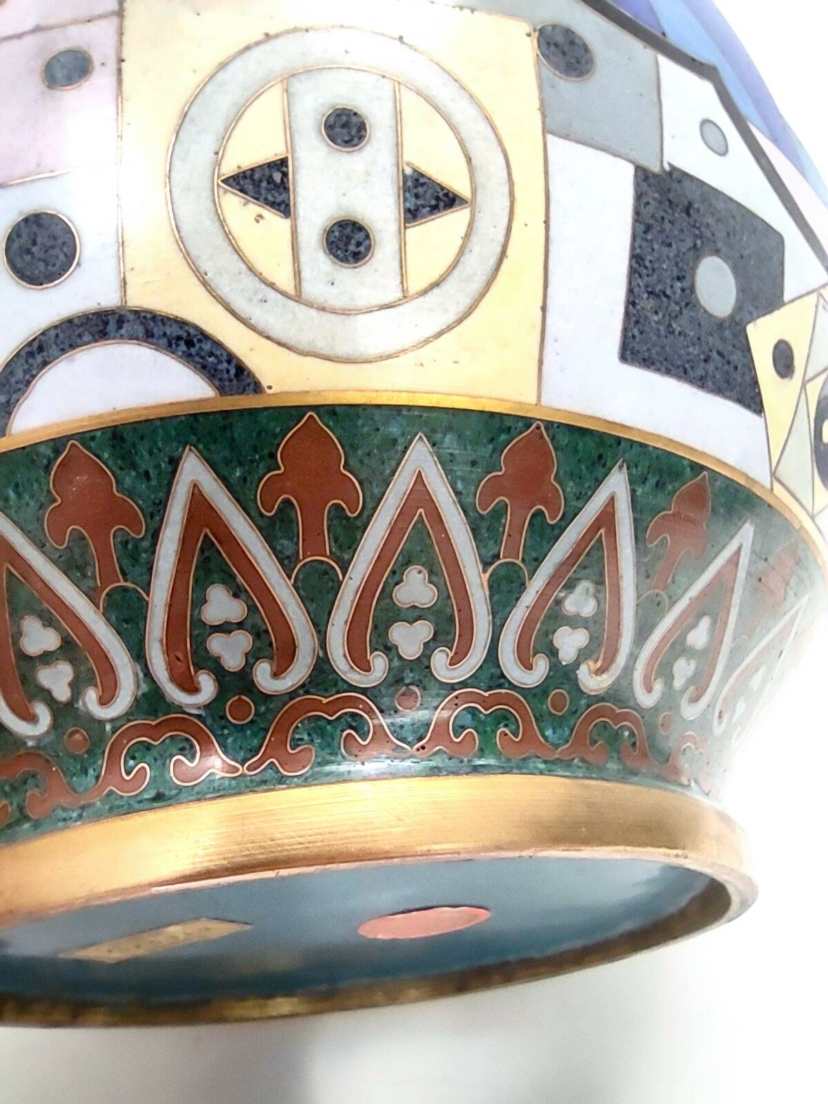 Vase cloisonné chinois Jingfa coloré avec base en laiton