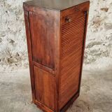 Armoire à rideau vintage en chêne français – meuble de rangement des années 1920 avec 12 étagères fixes et ferrures en laiton (42 × 38 × 118 cm)