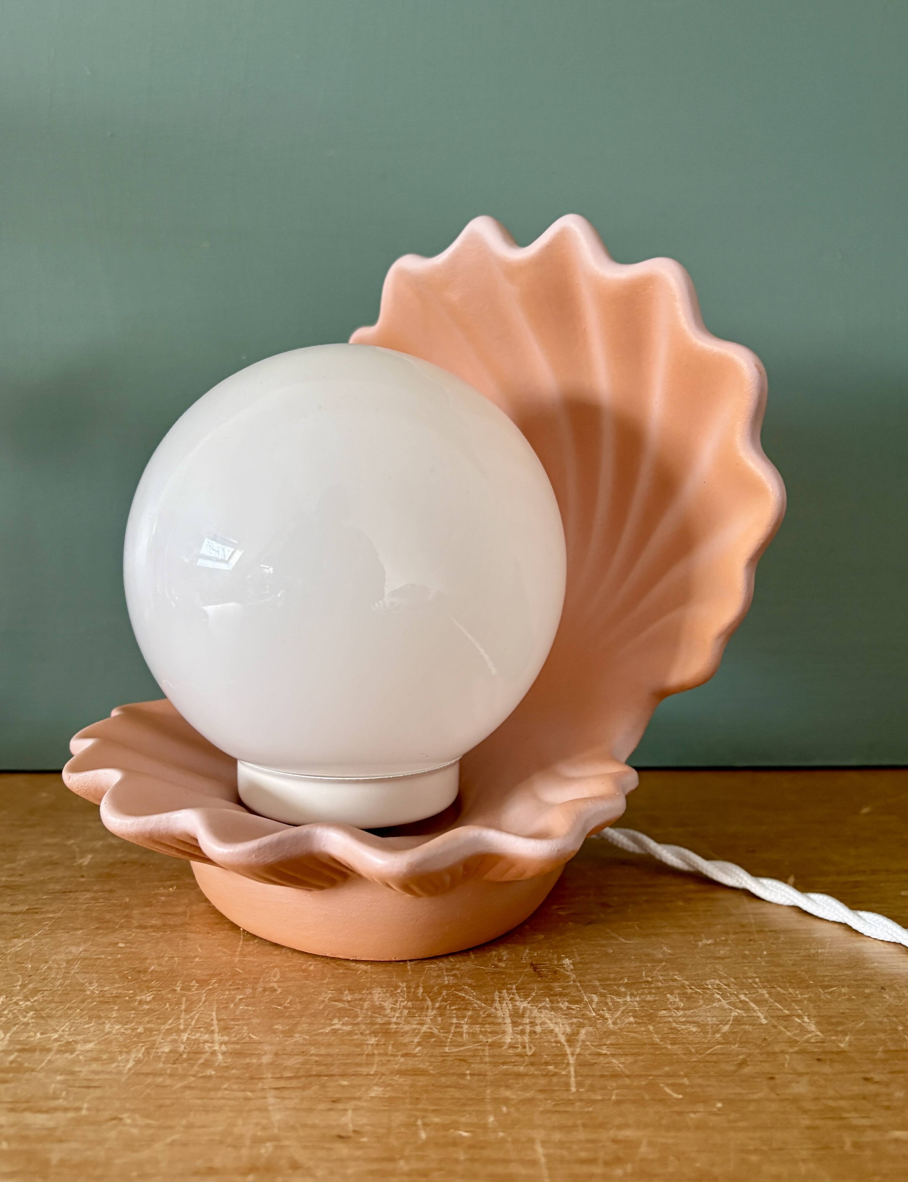 Lampe vintage en forme de coquillage en céramique et opaline.