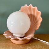 Lampe vintage en forme de coquillage en céramique et opaline.