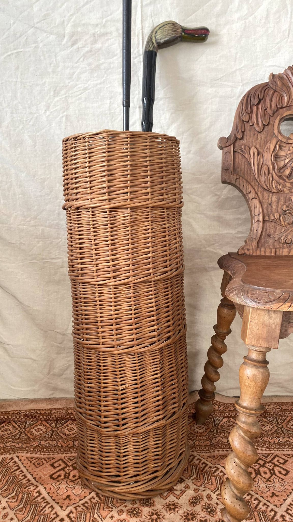 Panier en osier tressé , porte cannes vintage